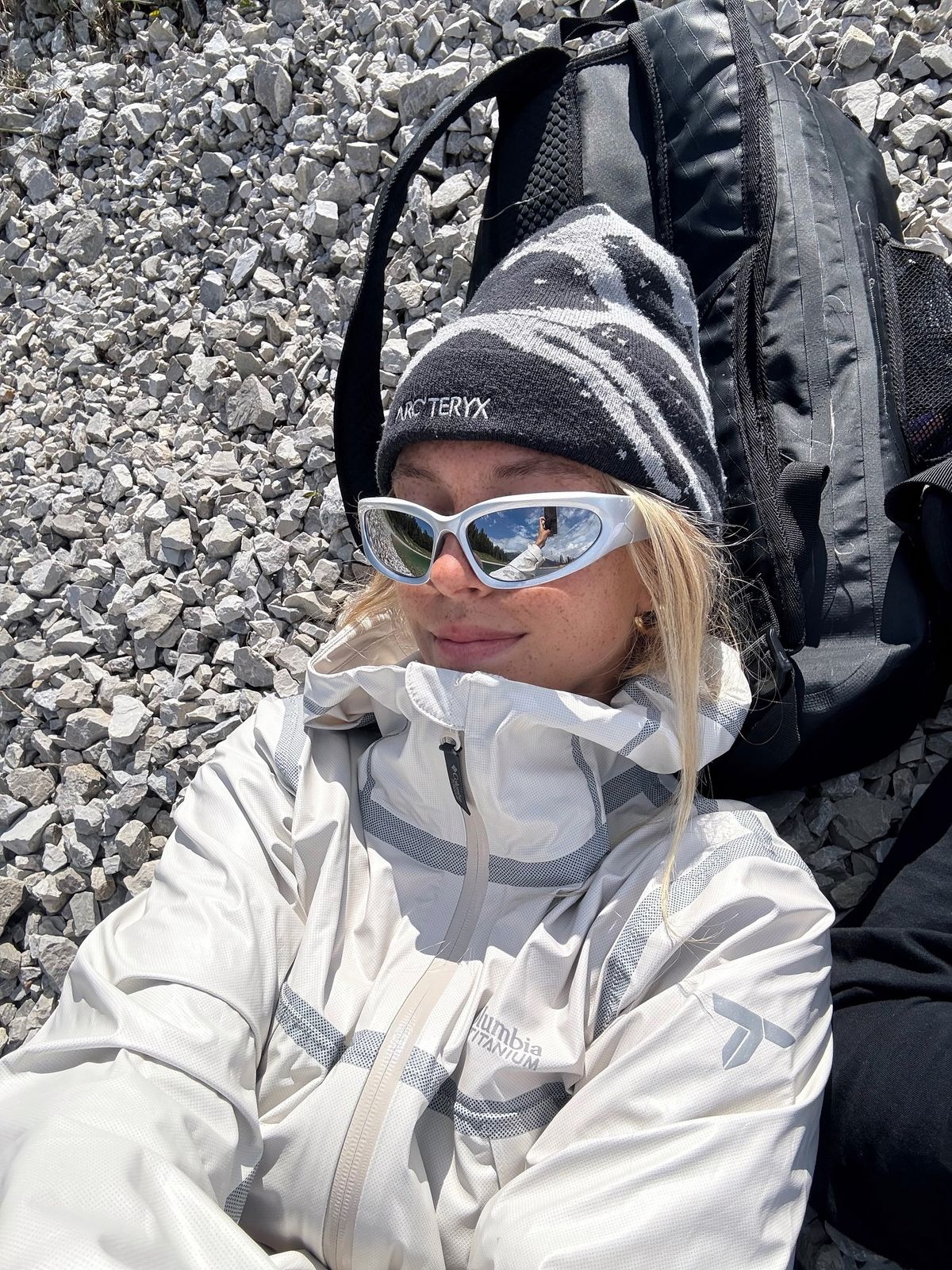 아크테릭스 패턴 비니와 선글라스 조합으로 완성한 스포티한 무드의 @jaularr