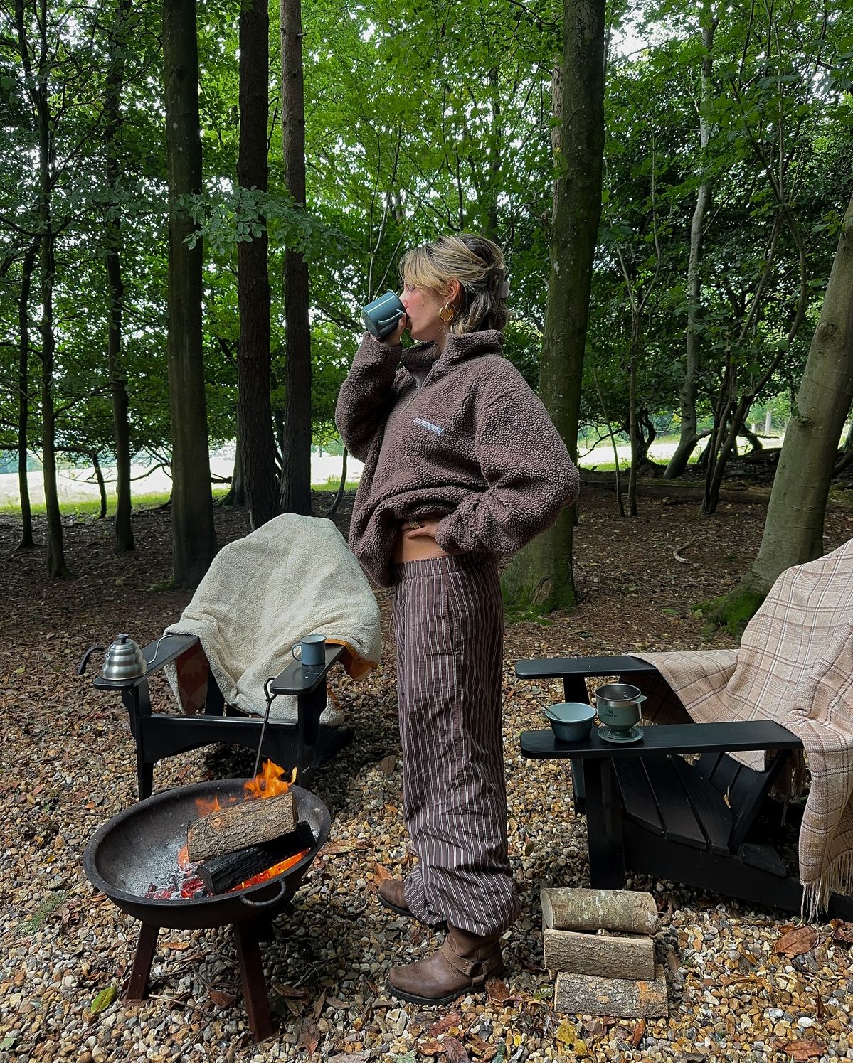 브라운 오버핏 플리스와 스트라이프 팬츠의 조화로 코지한 무드가 돋보이는 @momentsabloom