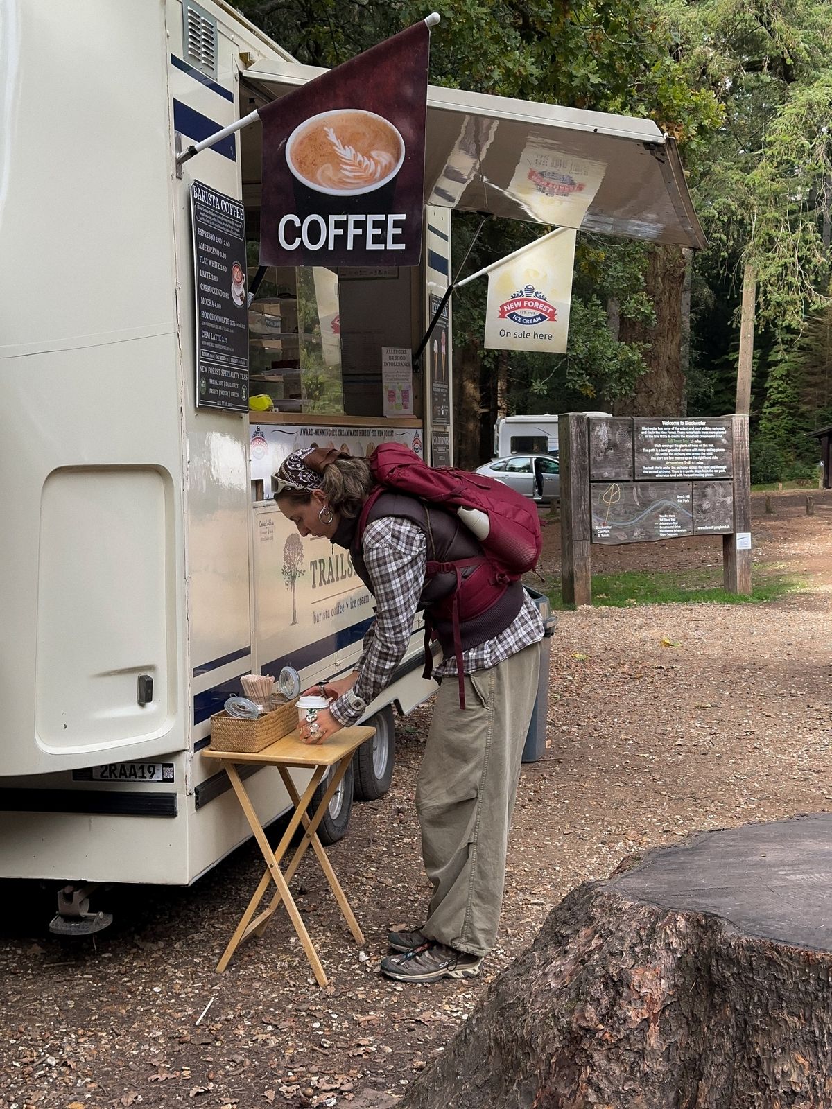 백팩, 베스트, 셔츠, 반다나를 버건디 컬러로 연결해 조화로운 그래놀라 룩을 선보인 @momentsabloom