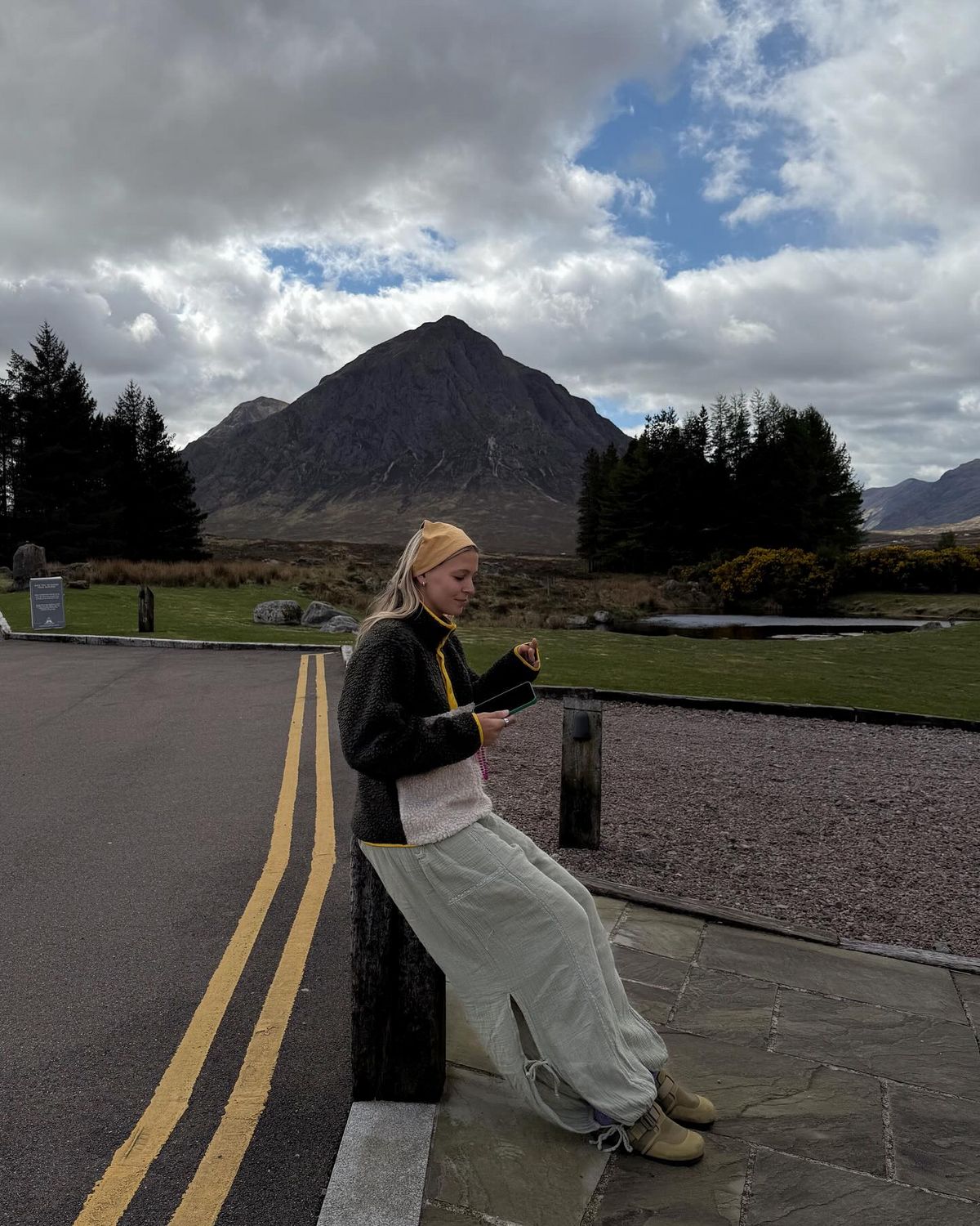 편안한 무드의 플리스를 입은 @holliemercedes