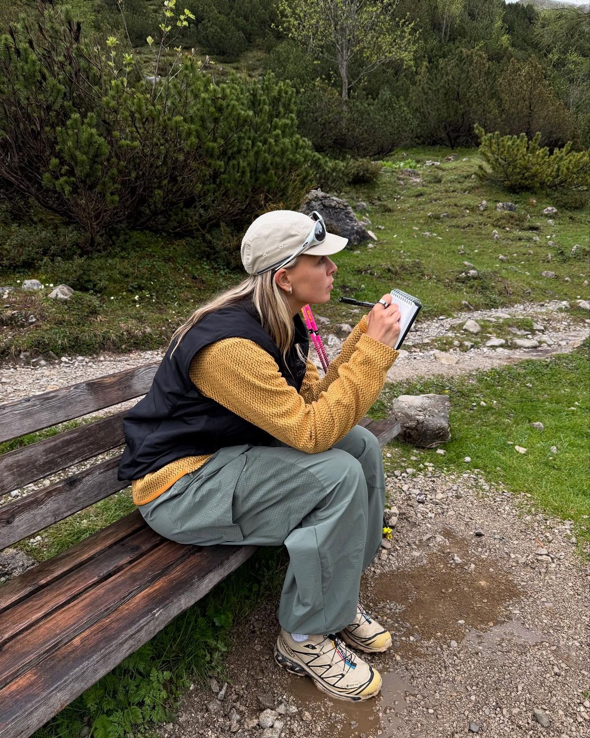 경량 베스트로 기능성과 활동성을 더한 룩의 @holliemercedes