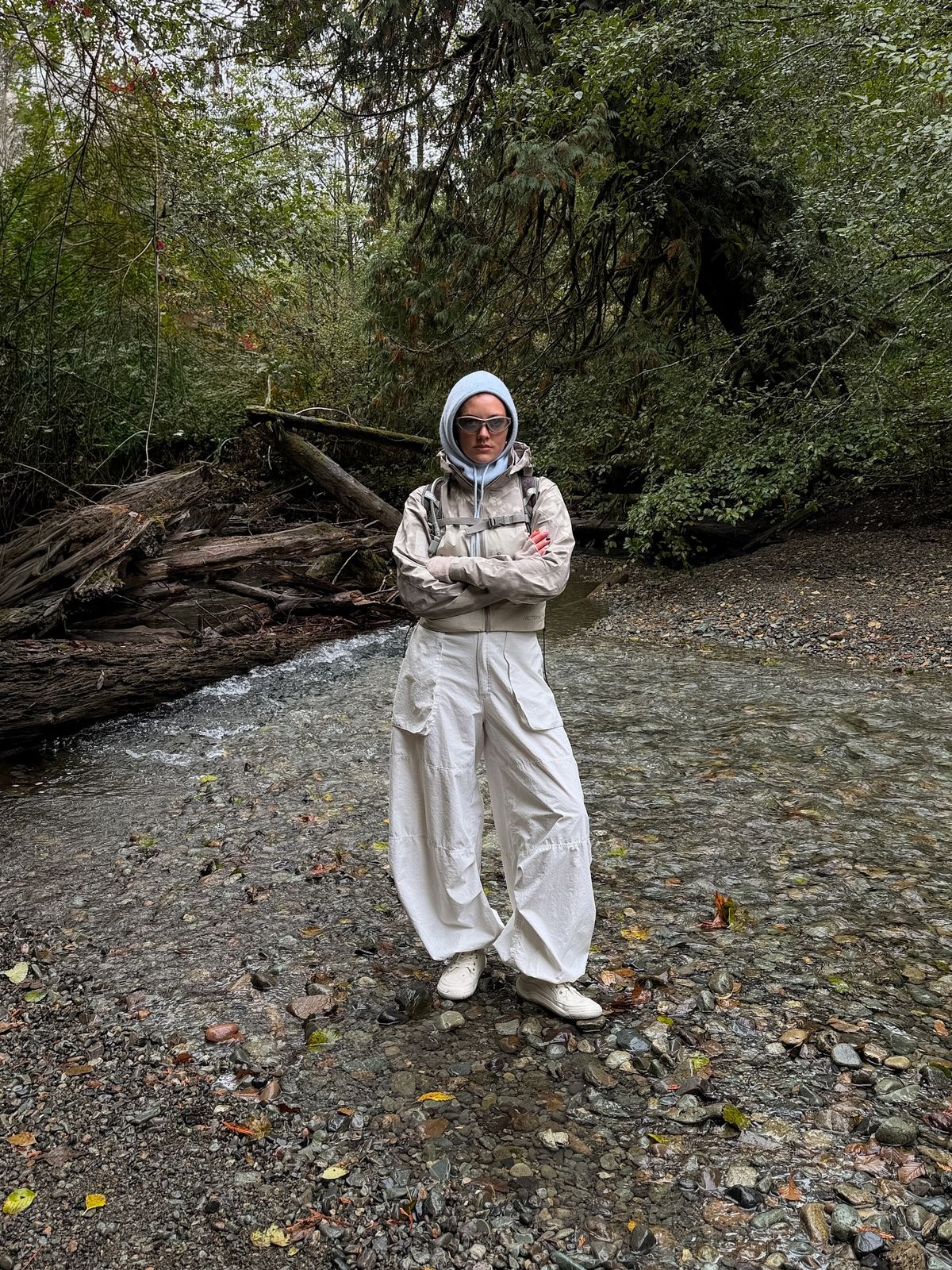 크롭트 아우터와의 대비감을 강조한 벌룬 핏 패러슈트 팬츠를 입은 @sabriinab___