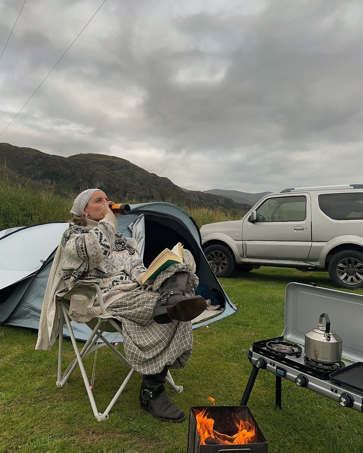 노르딕 패턴의 베이지 니트로 편안한 캠핑 무드를 연출한 @momentsabloom