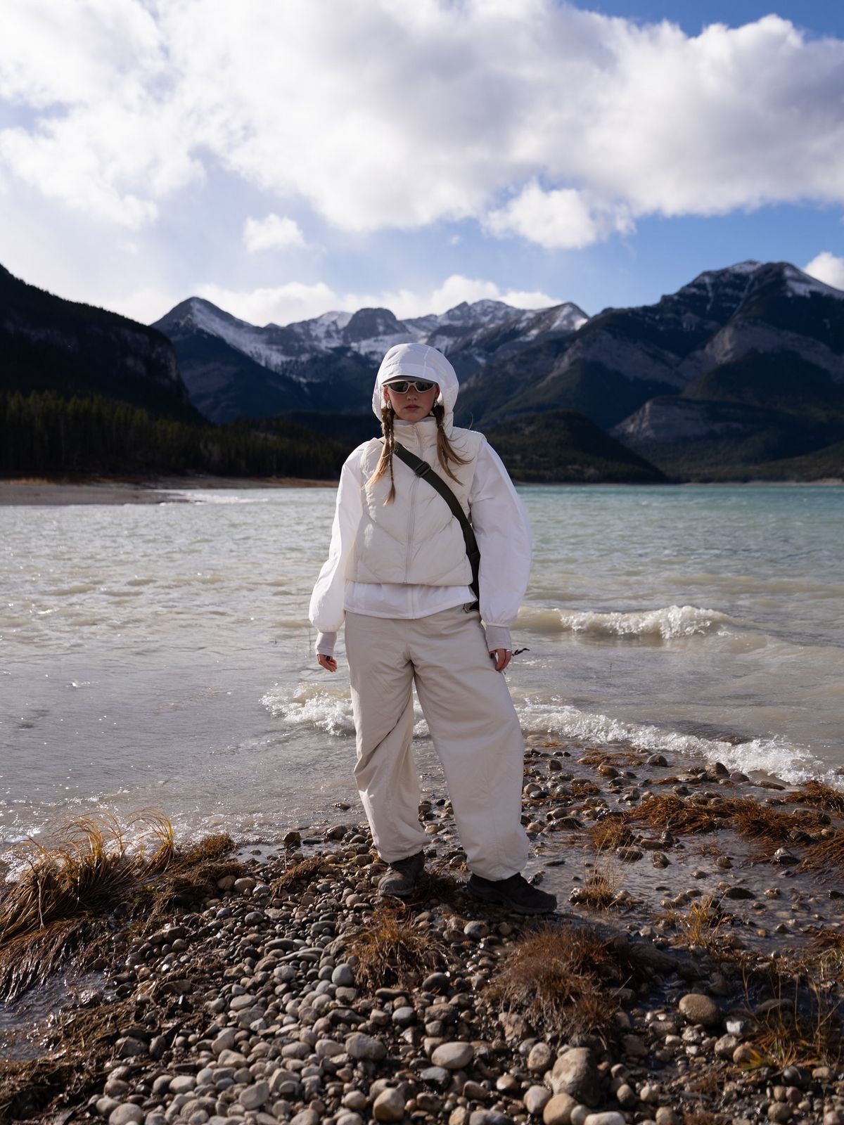 깔끔한 아이보리 & 화이트 아웃도어 룩의 @sabriinab___