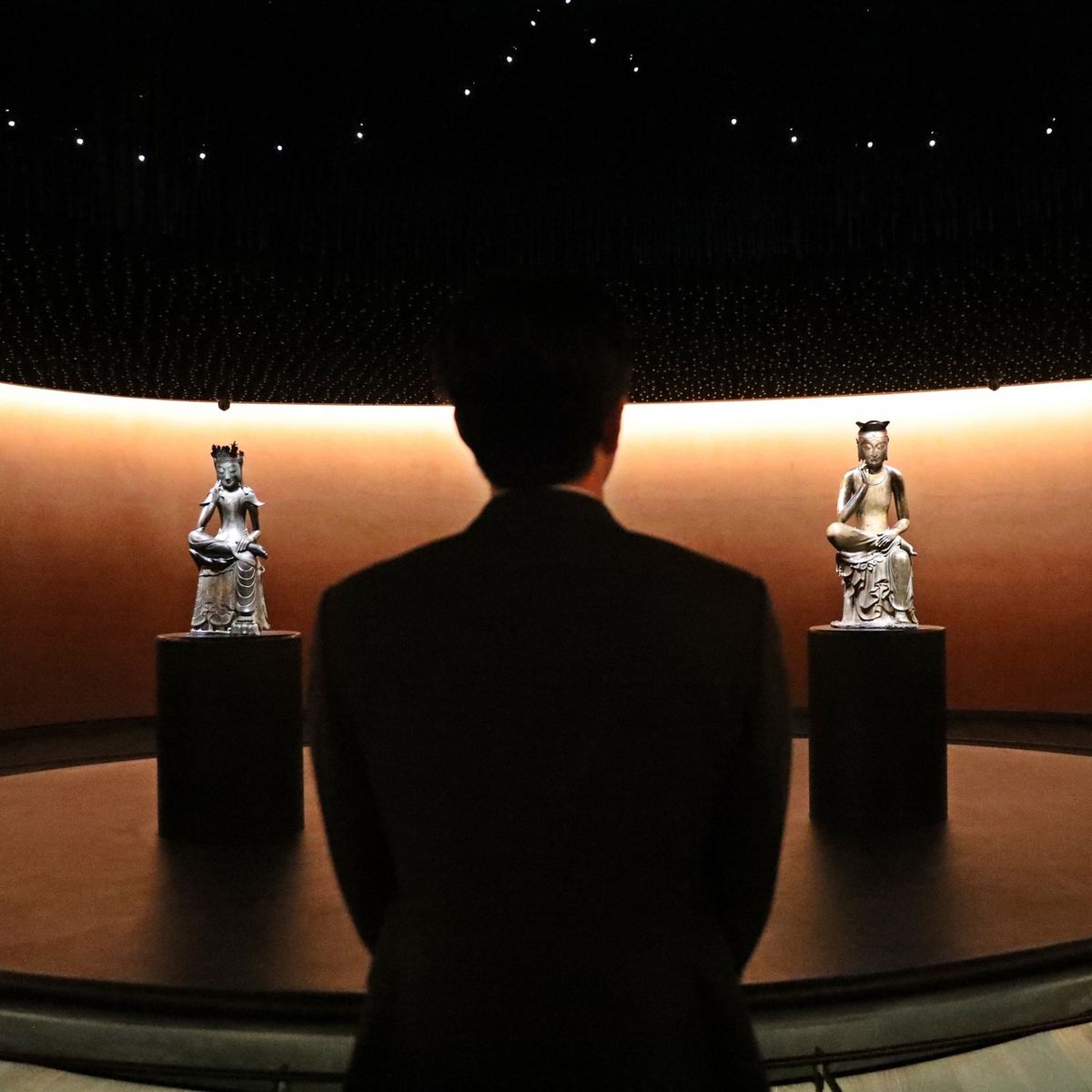  '사유의 방'에서 반가사유상을 바라보고 있는 국립중앙박물관 홍보대사 이강훈 / @nationalmuseumofkorea 