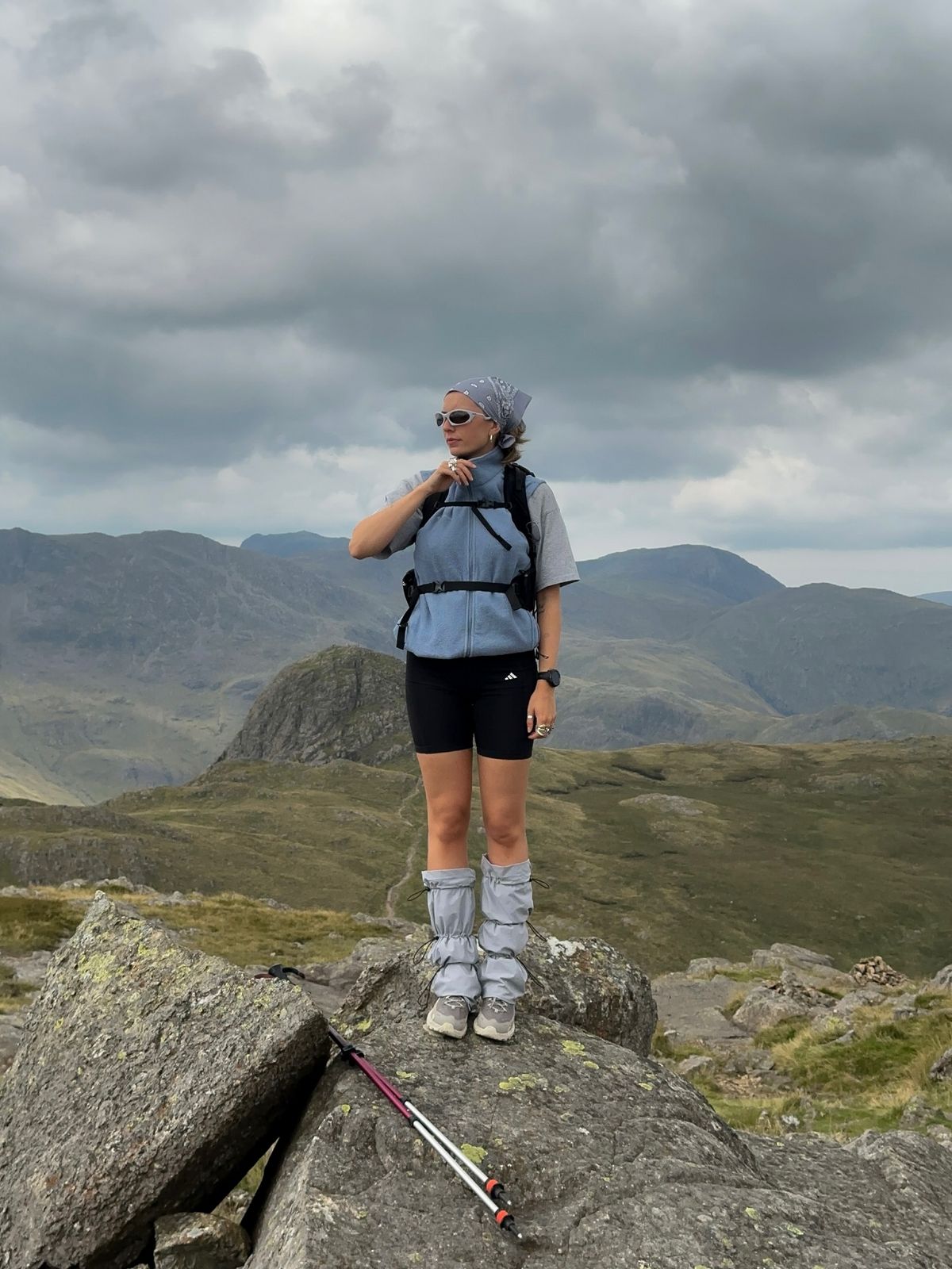 트레킹 슈즈와 스토퍼 포인트 레그워머를 센스있게 매치한 @momentsabloom