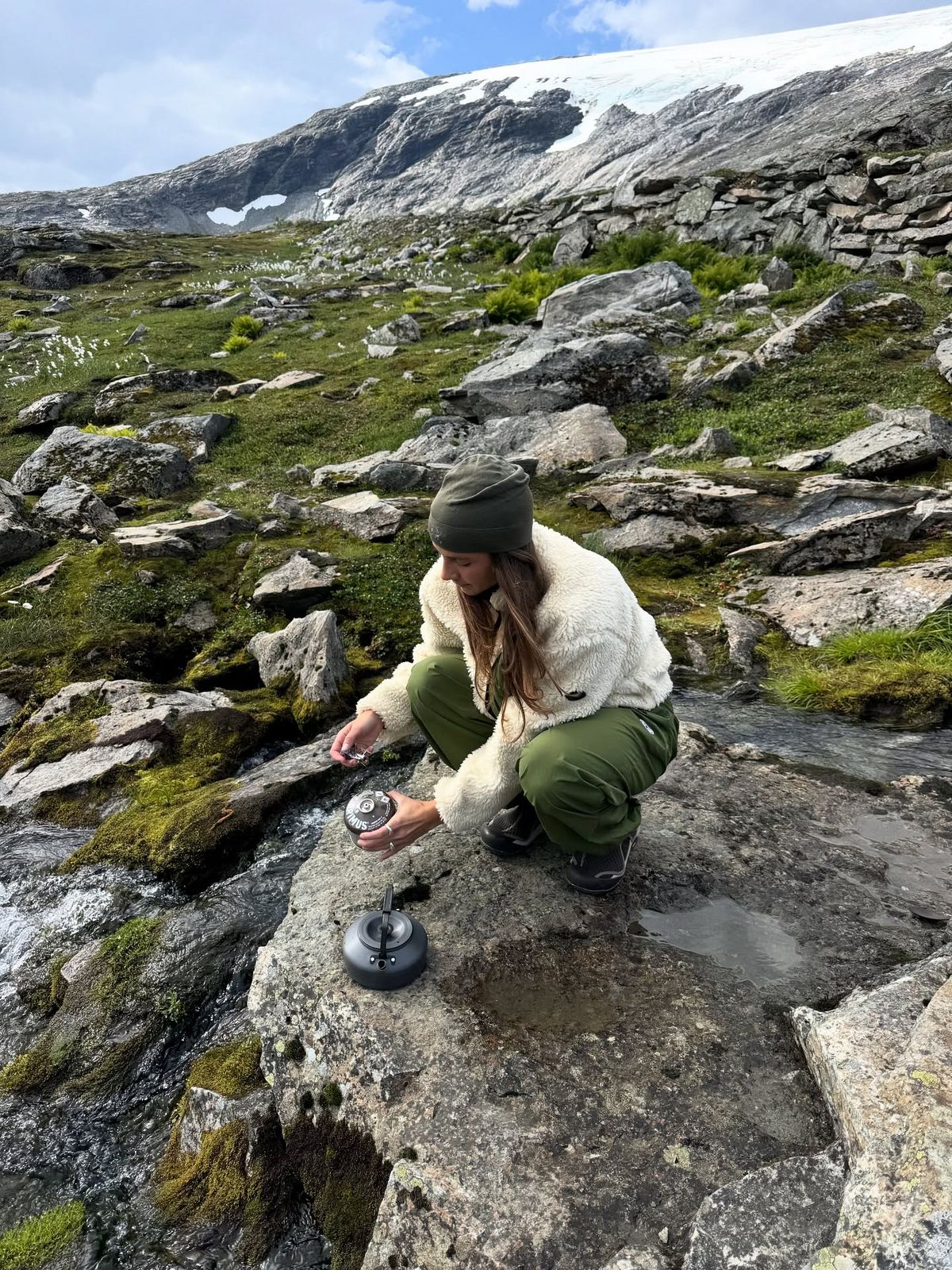 헤어리한 소재의 아이보리 플리스를 입은 @hildurkarlsson