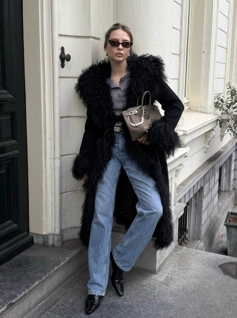 심플한 그레이 가디건과 퍼 트리밍 코트를 조화롭게 연출한@itiscarine