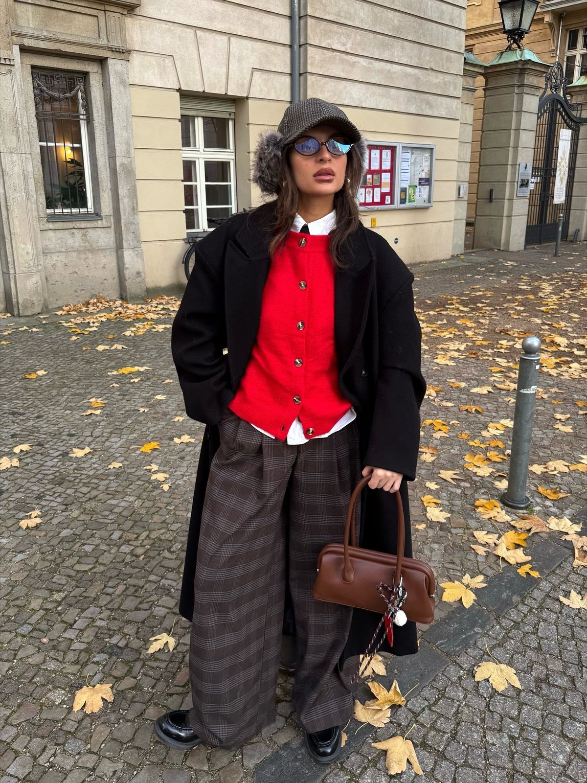 레드 가디건으로 경쾌한 포인트를 준 @beckybon