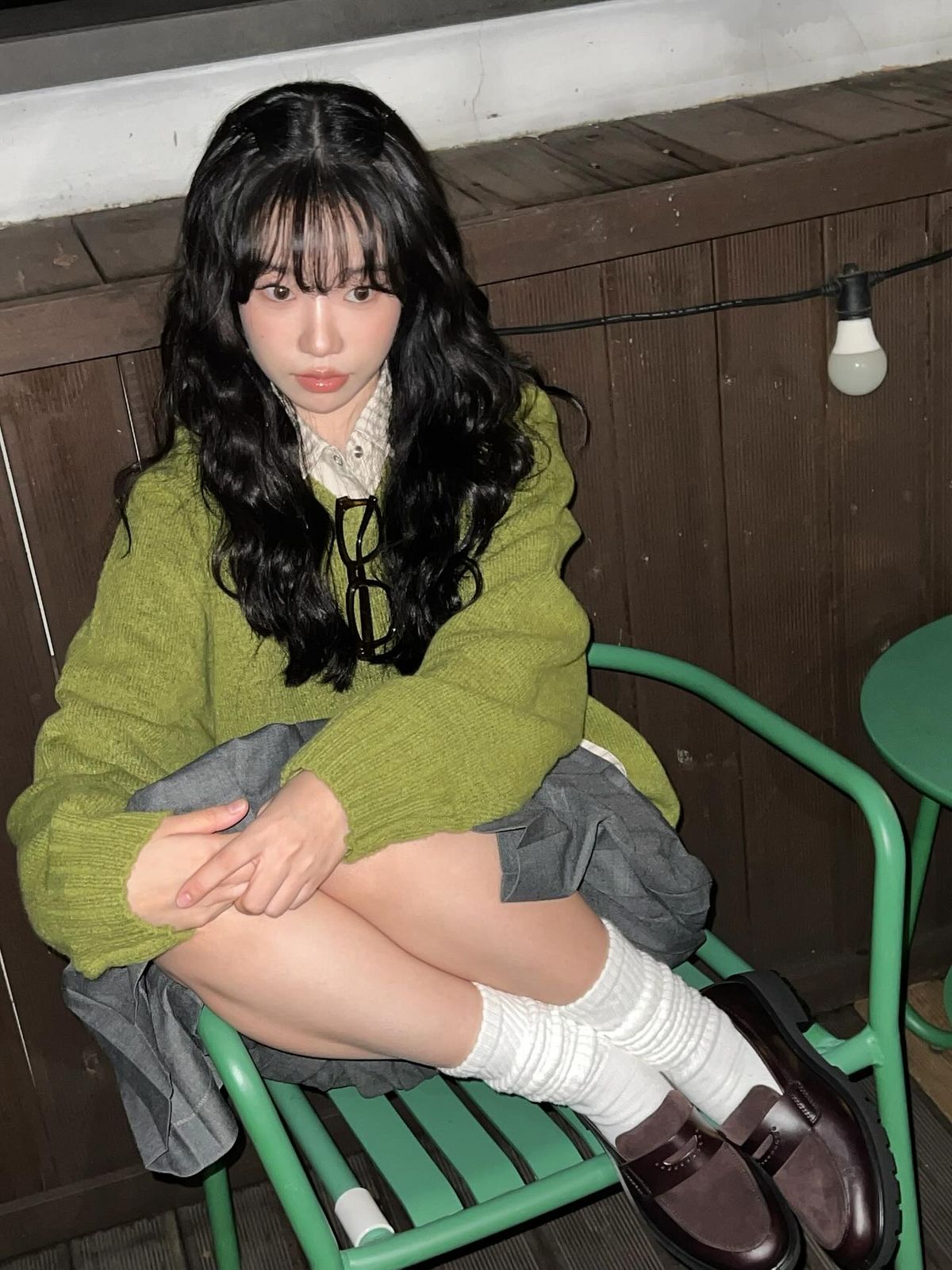 펌이 더해진 헤어스타일로 사랑스러운 무드의 조유리 @zo__glasss