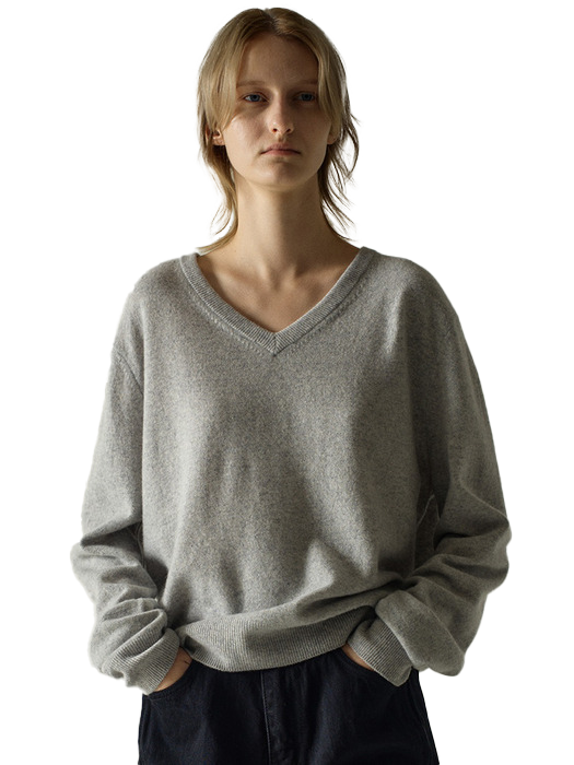 에센셜 브이넥 니트