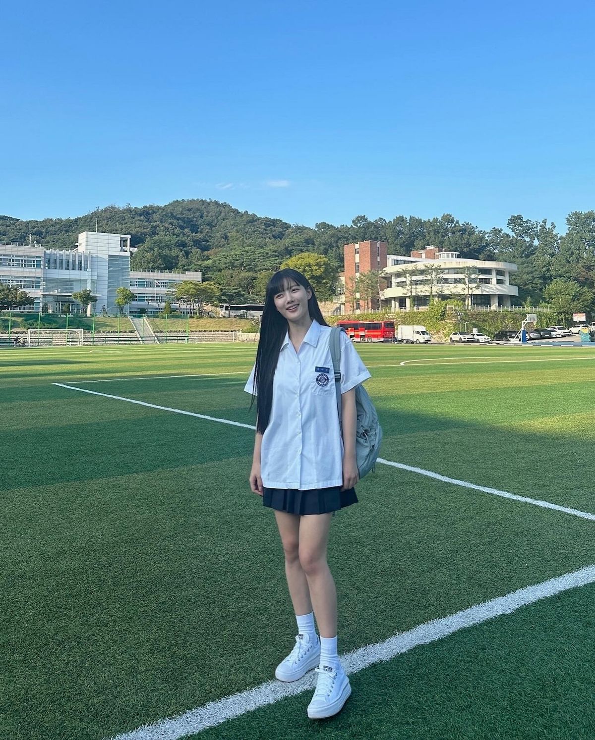 교복을 입고 풀뱅 헤어로 학생다운 모습을 연출한 김유정 @you_r_love