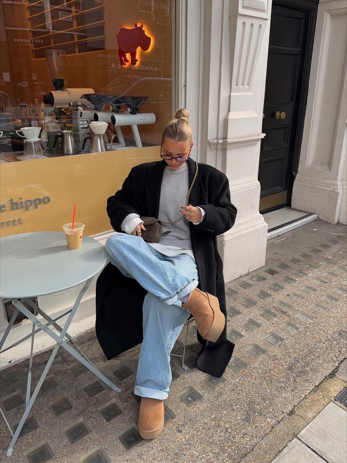 편안한 무드의 그레이 니트를 선택한 @lissiejudd