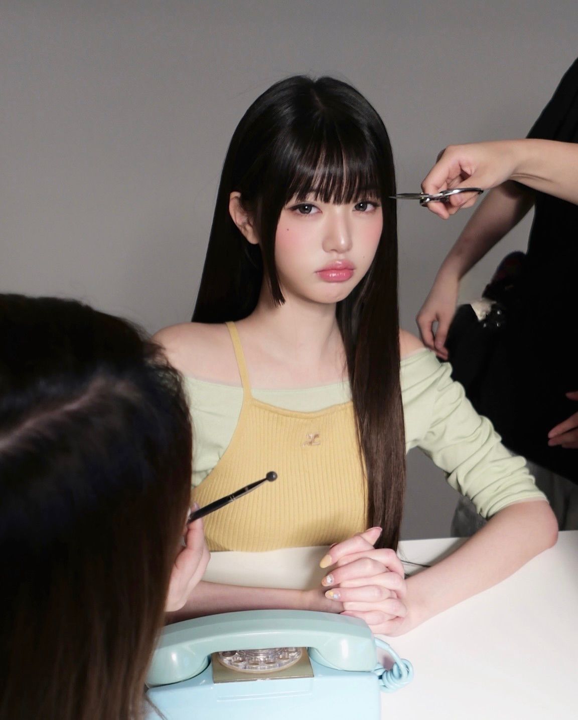 현장에서 싹둑 앞머리를 자르는 모습의 장원영 @for_everyoung10