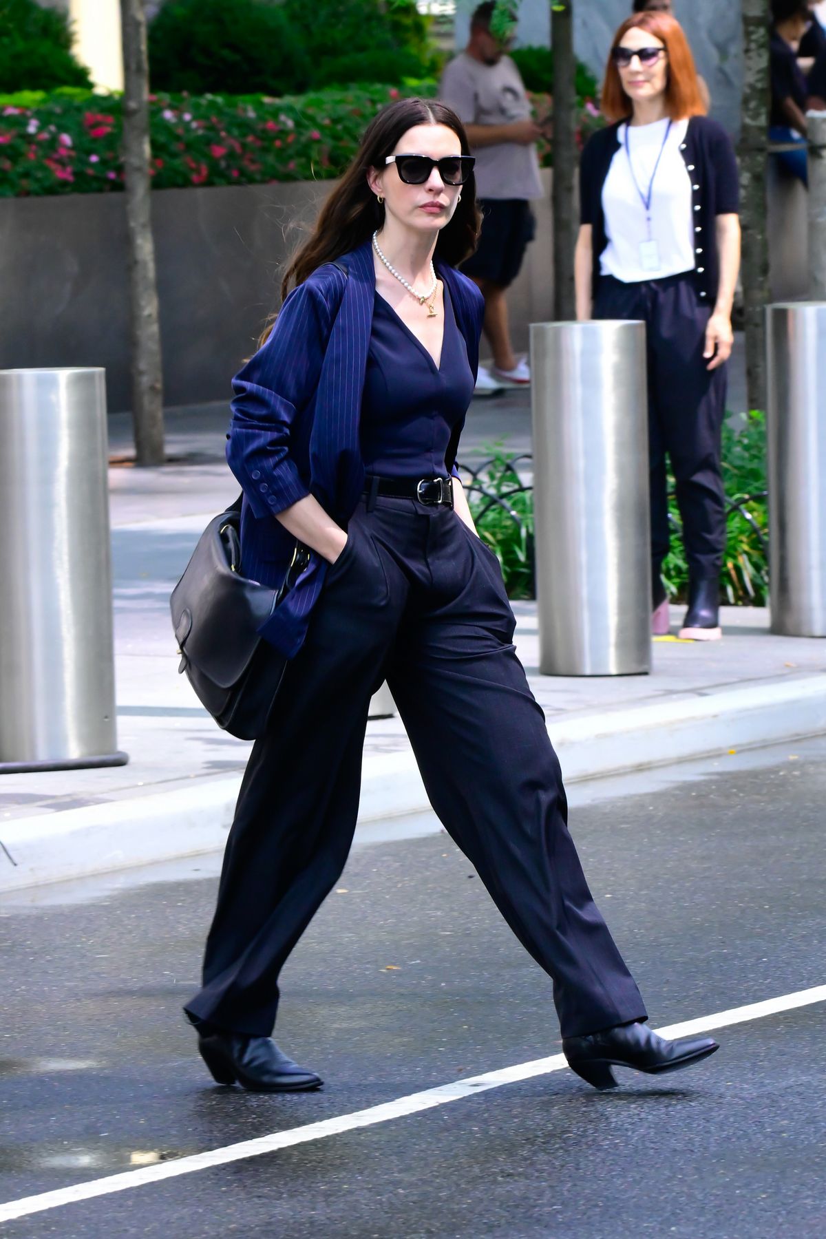 뉴욕 도심속 도로를 가로지르는 앤드리아 역의 앤 해서웨이/ 게티이미지