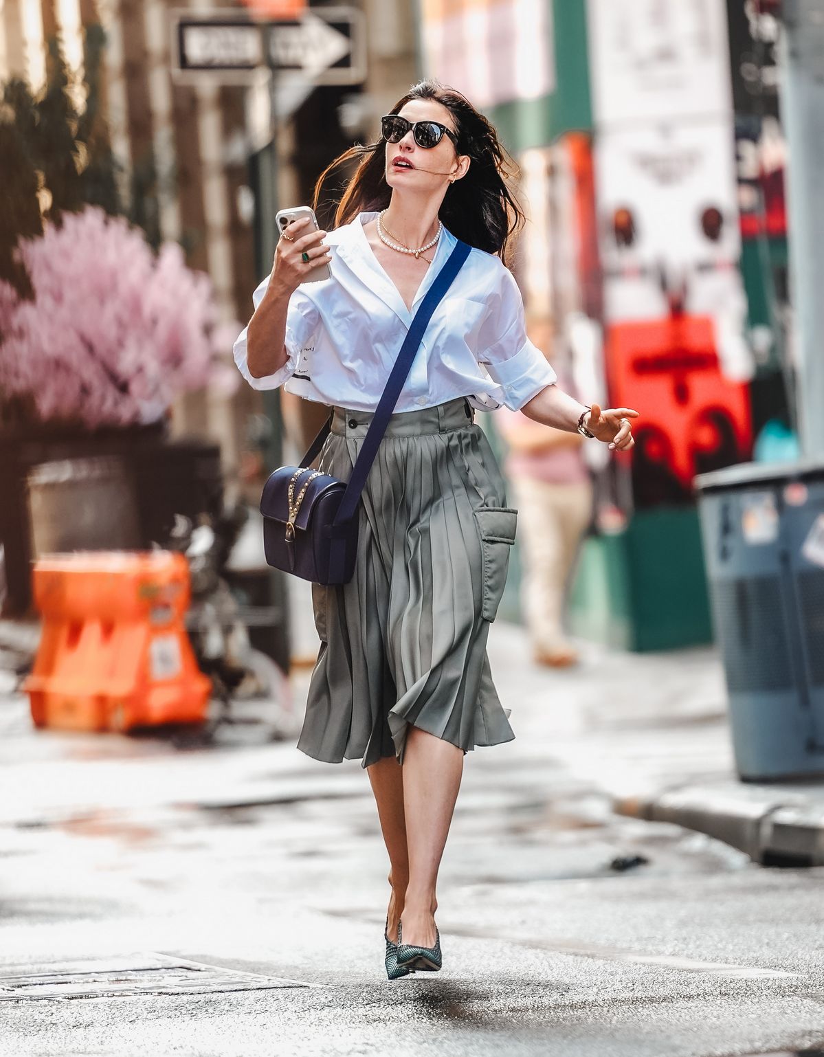 독특한 카고 포켓 디테일이 들어간 스커트를 입고 어디론가 향하는 앤 해서웨이/ 게티이미지