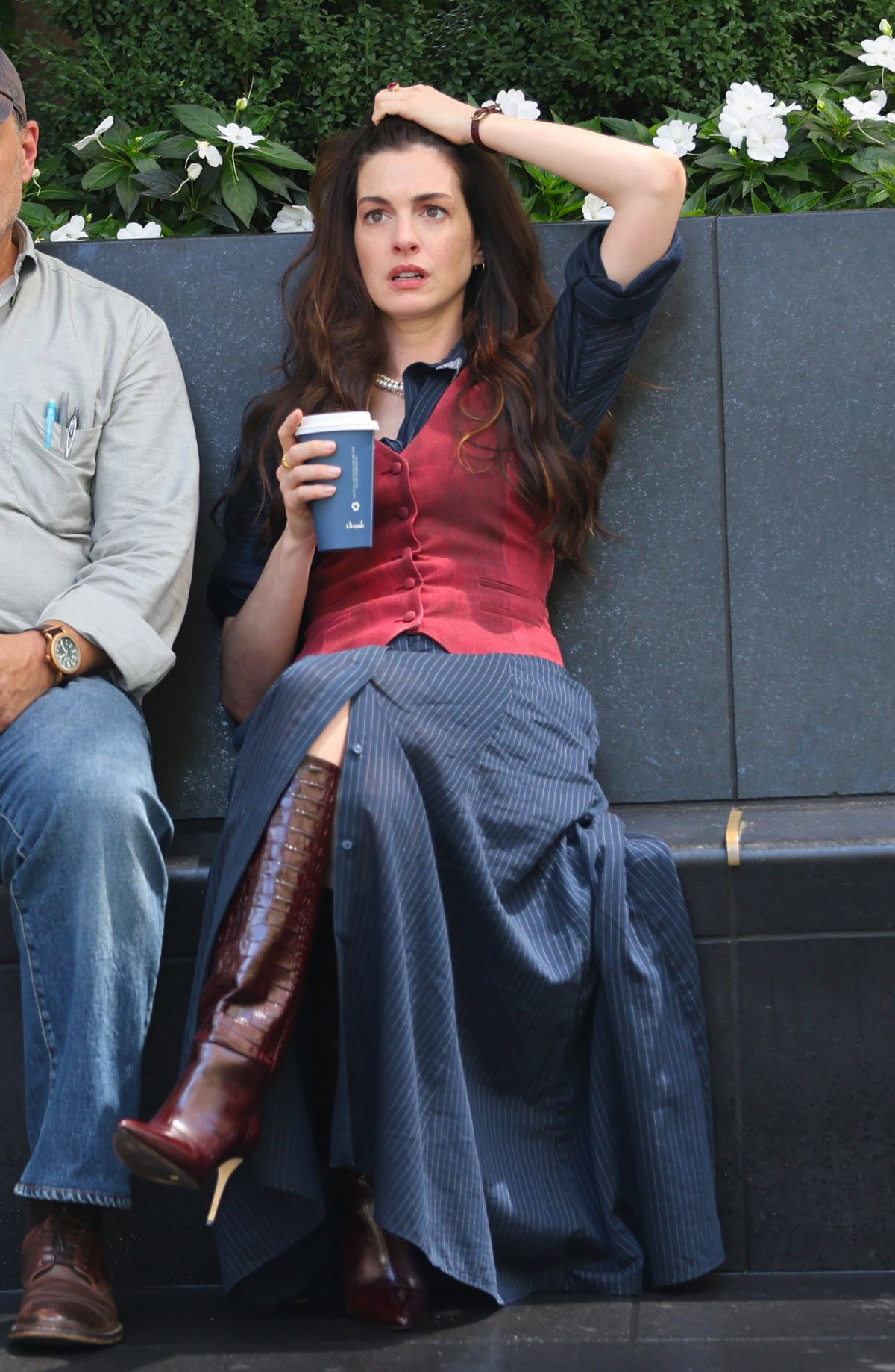 롱 셔츠 스커트와 버건디 컬러의 조합을 보여준 앤 해서웨이/ 게티이미지