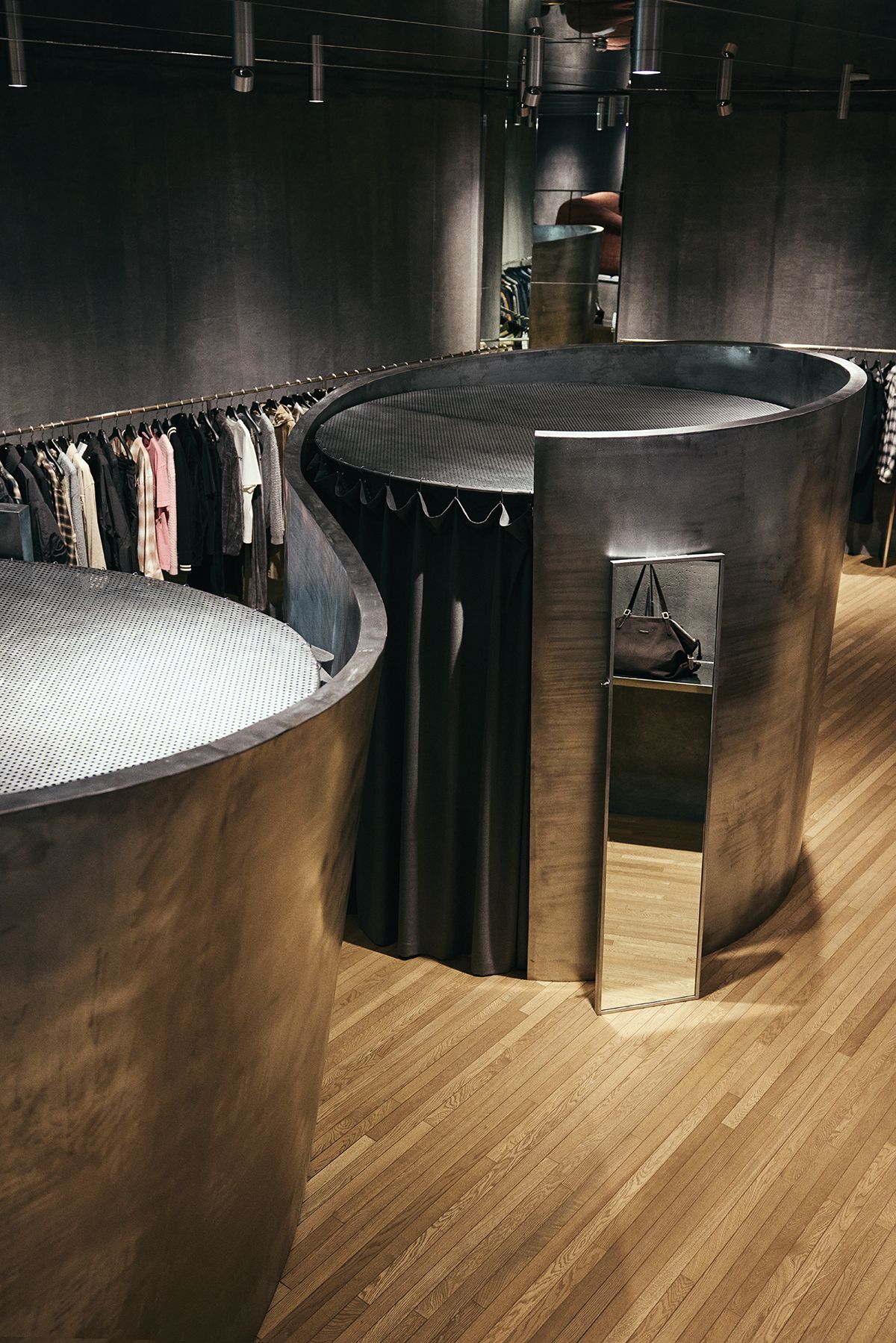 메탈 소재로 완성된 피팅룸. 