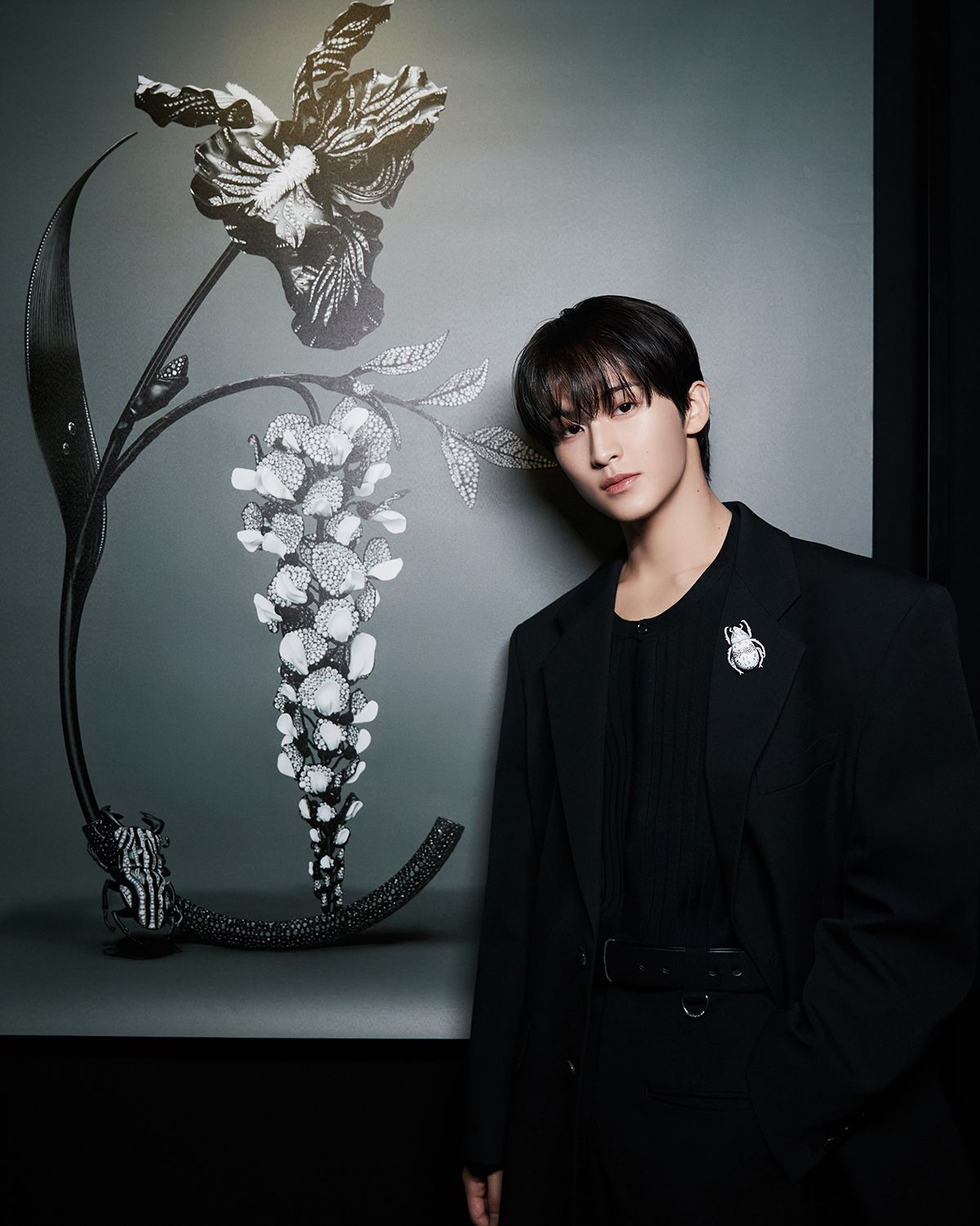  ‘Composition N°’5의 ‘장수풍뎅이 브로치’를 착용한 NCT 마크