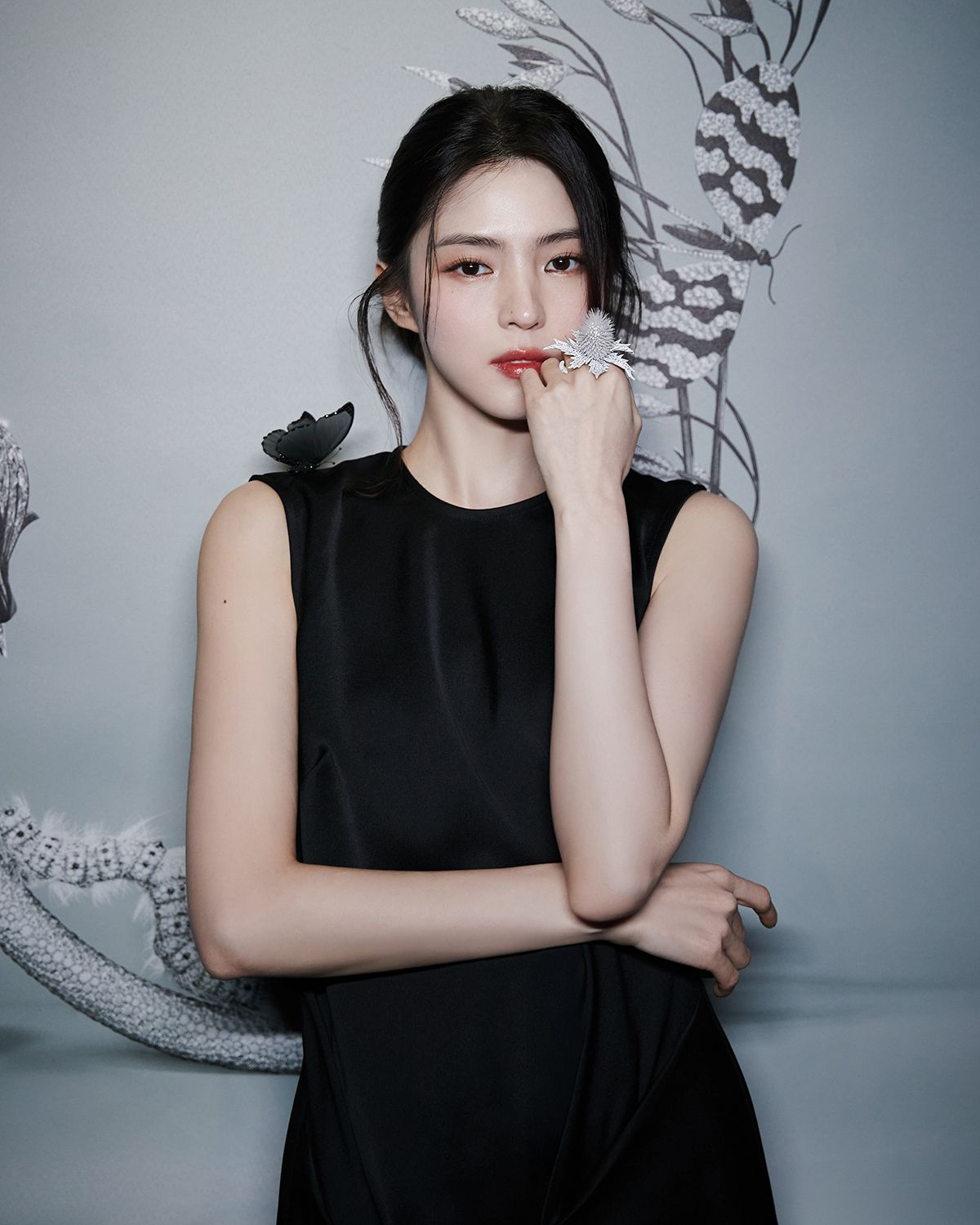 ‘Composition N°5’의 ‘엉겅퀴 더블 핑거 링’과 ‘Composition N°1’의 ‘나비 숄더 브로치’와 함께한 한소희