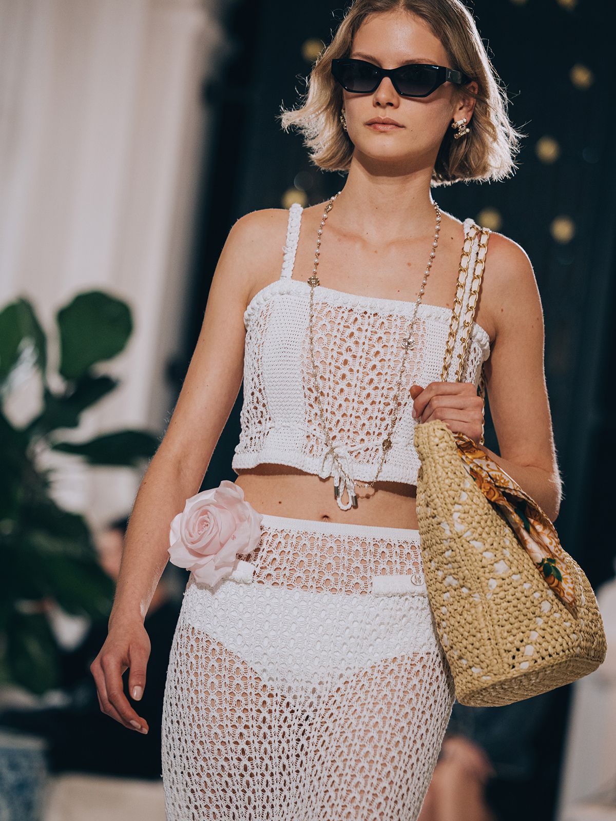 세한 크로셰 니트와 플로럴 코르사주의 로맨틱한 조합. 