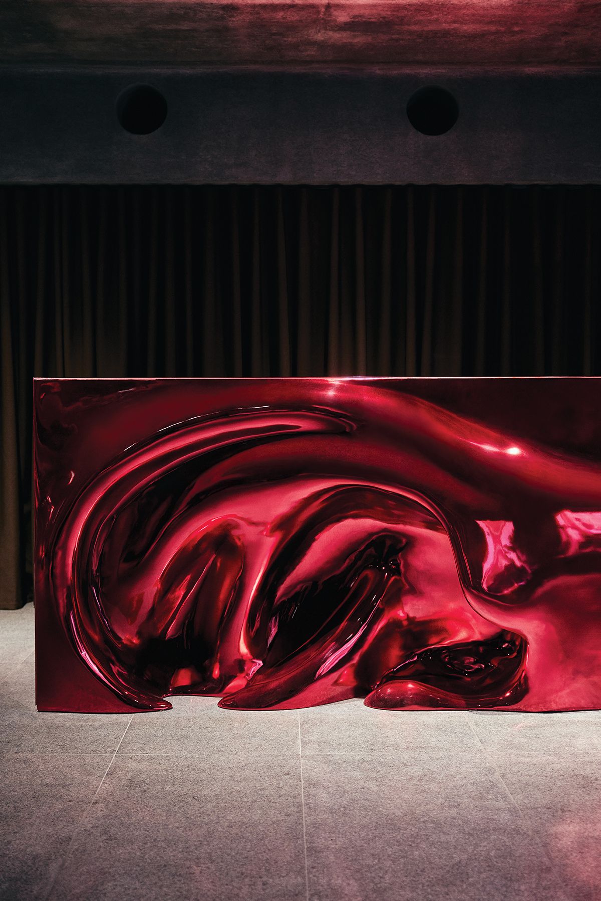 ‘모든 이들의 이야기를 이해하자’는 디자이너의 신념을 표현한 귀 모티프의 리셉션. 