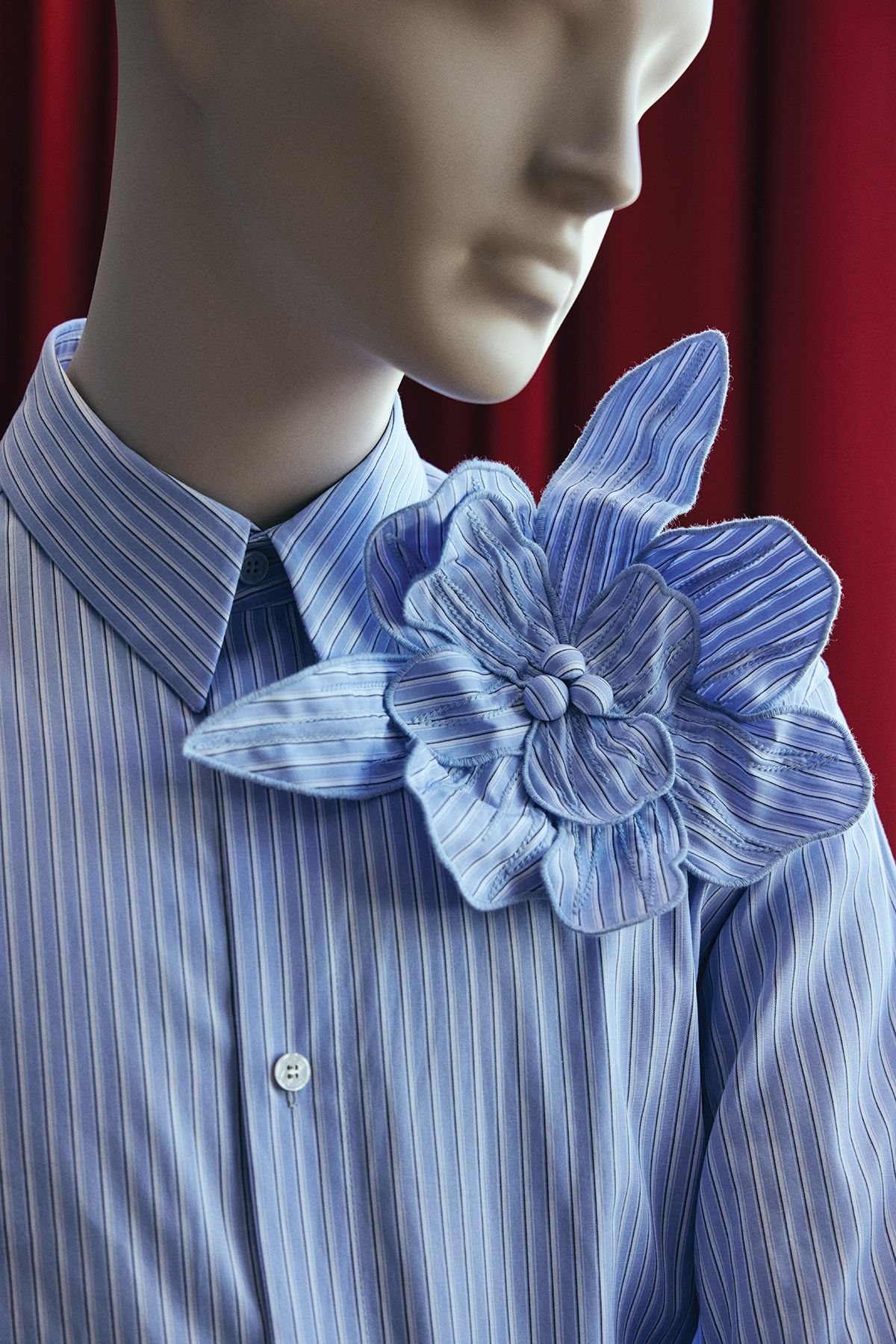 플라워 코르사주 장식의 셔츠. 