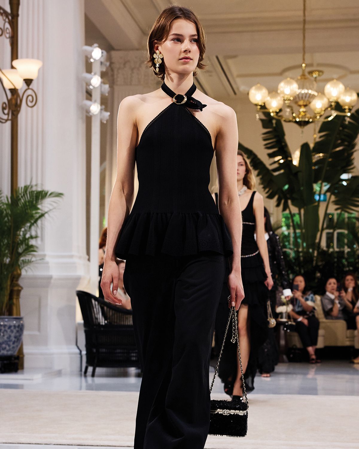 홀터넥 톱과 팬츠로 이상적인 이브닝 룩을 완성했다.