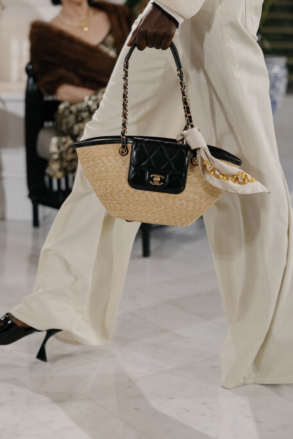 크루즈 룩에 제격인 바스켓 백과 스카프의 매치.