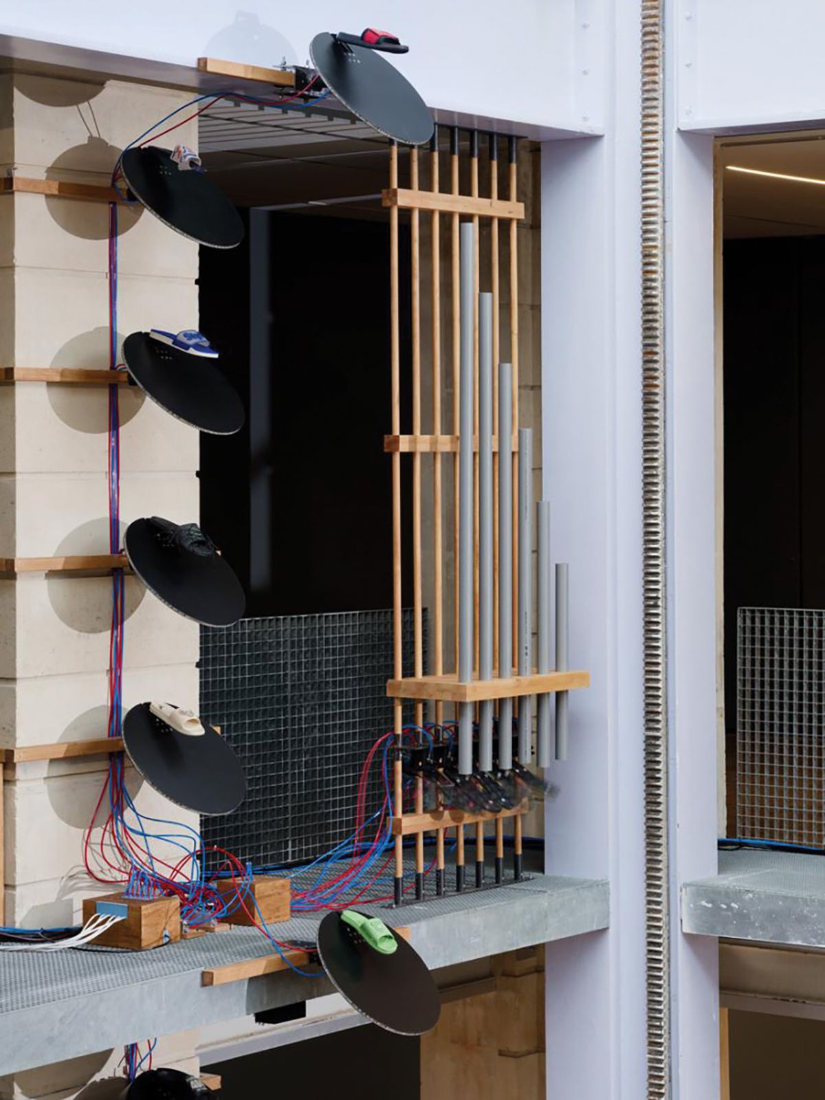 마리엠 베나니의 <Sole Crushing>이 설치된 라파예트 앙티시파시옹의 전경. 