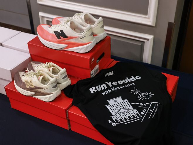 켄싱턴호텔 여의도에서 대여가능한 뉴발란스 운동화와 티셔츠 / 이랜드파크 제공