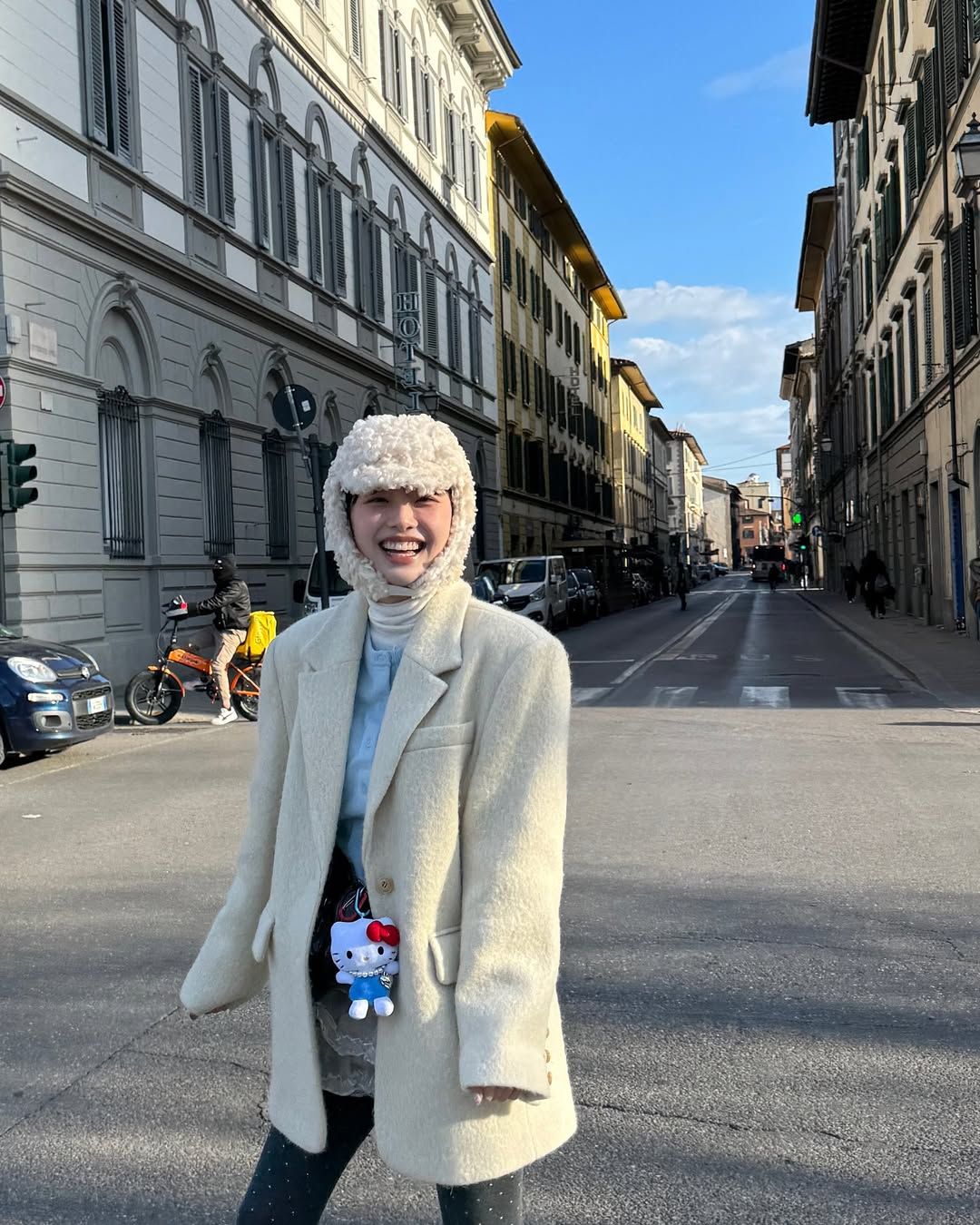 도톰한 아이보리 컬러의 하프 코트와 도트 패턴 스타킹을 착용해 귀엽고 사랑스러운 매력을 선보인 츄 / @chuuo3o