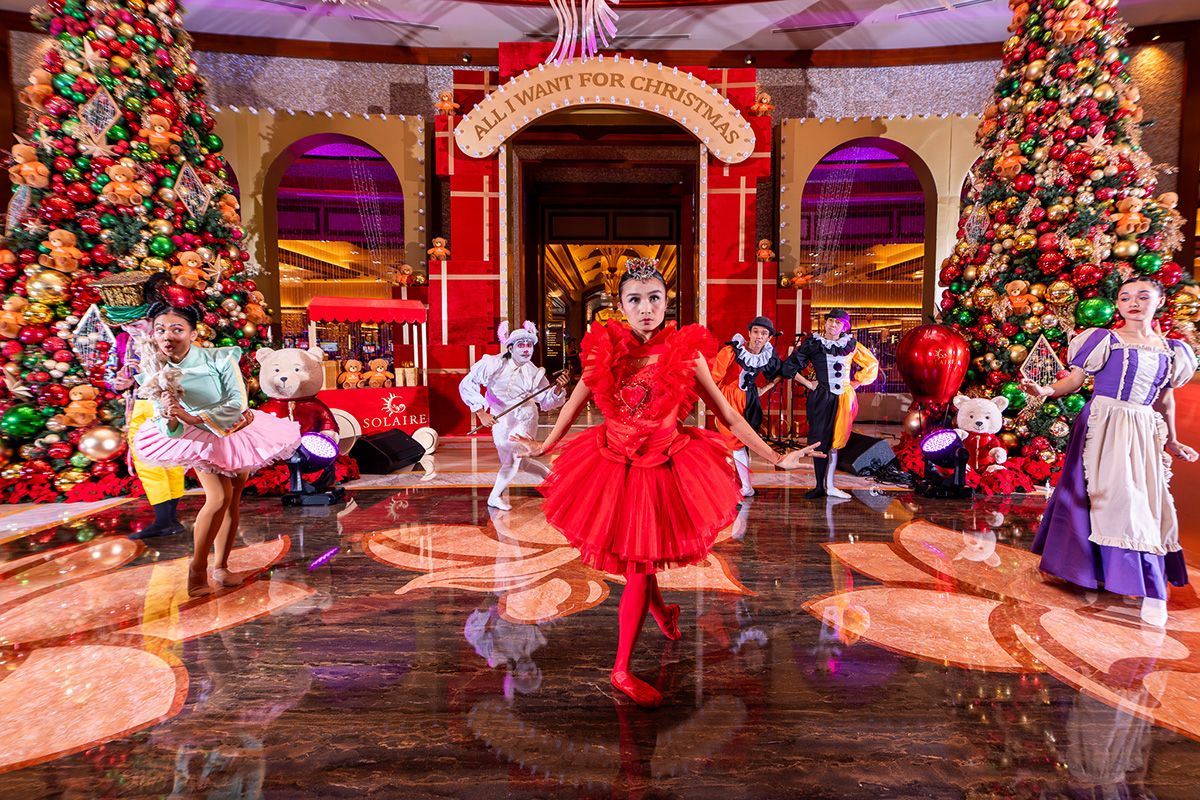 솔레어 리조트 엔터테인먼트 시티의 크리스마스 트리 점등식에서 무대를 선보이는 발레단 ‘발레 필리핀’.