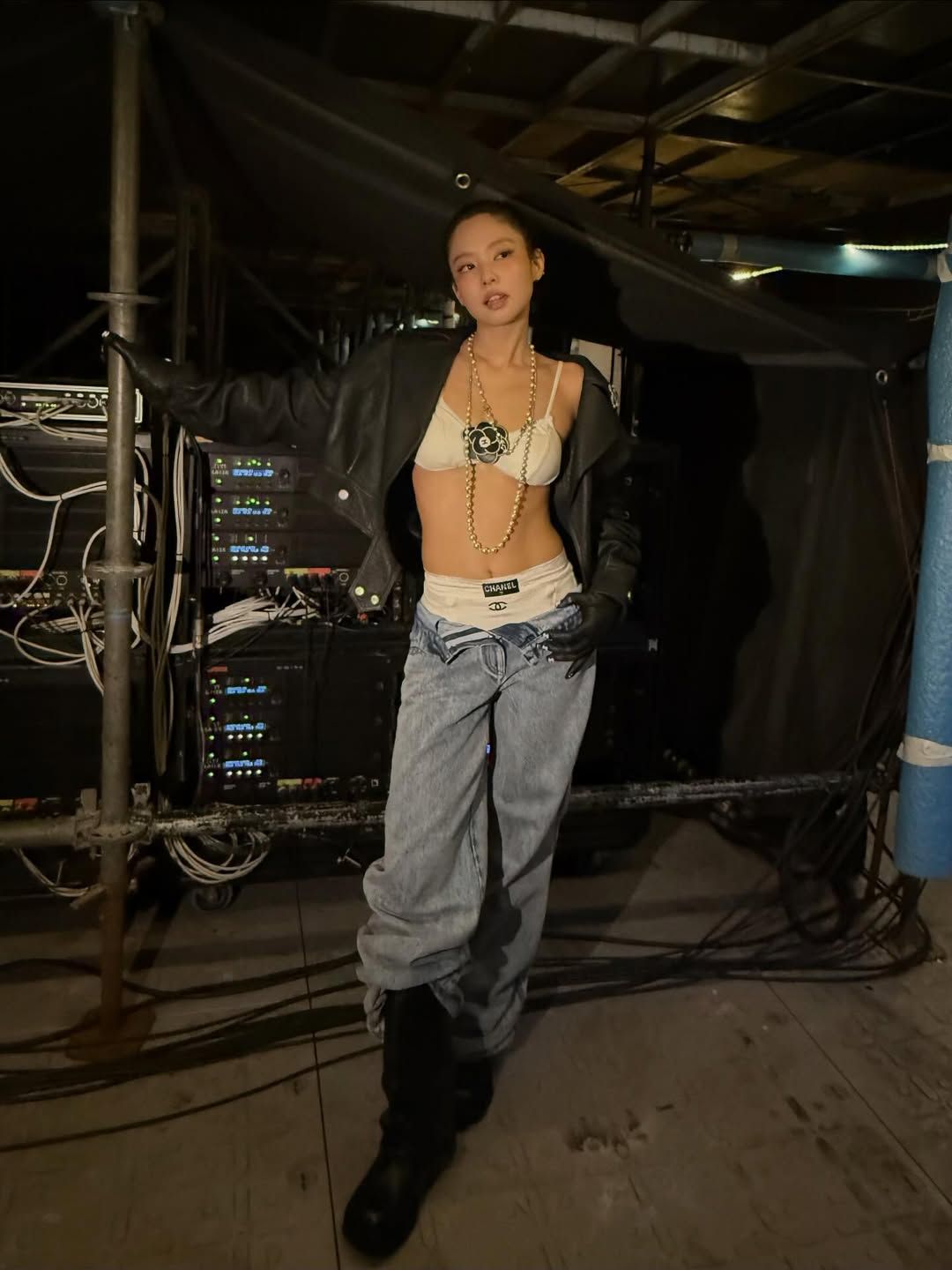 샤넬 로고 장식이 있는 화이트 언더웨어를 착용한 제니 / @jennierubyjane