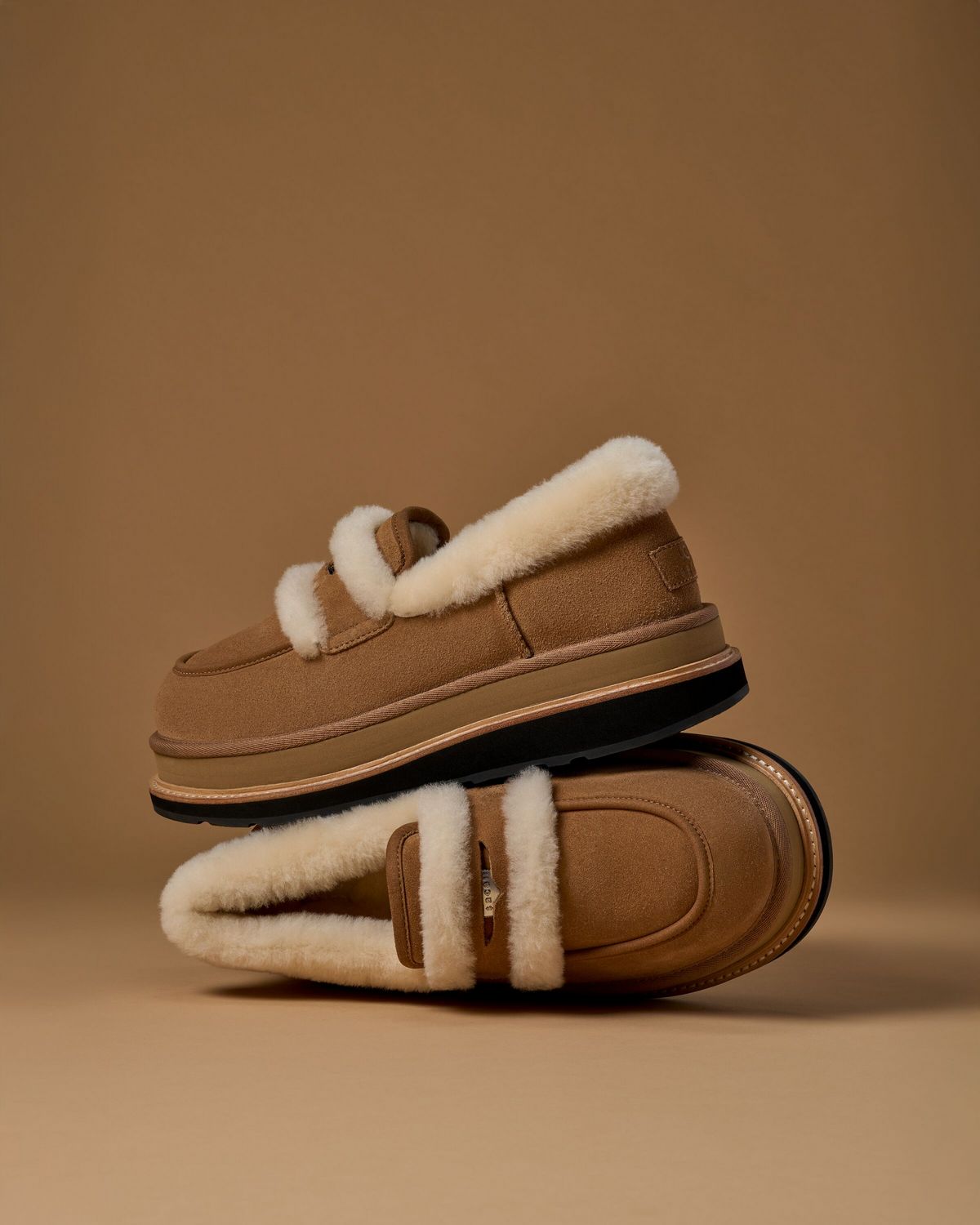 UGG x SACAI 소가죽 클래식 로퍼, 52만8천원