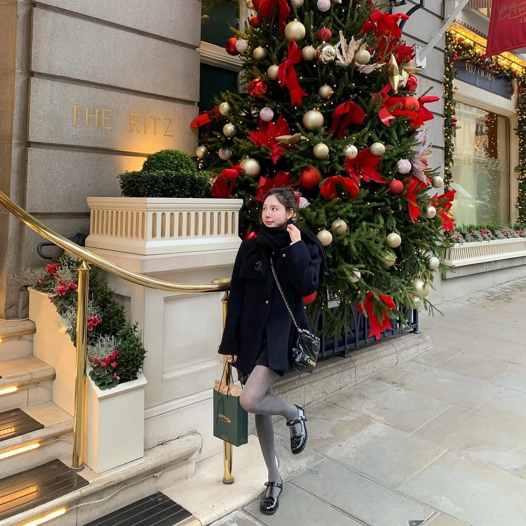 샤넬 블랙 하프 코트에 미니스커트를 매치해 로맨틱한 무드를 드러낸 이나연 / @inayommi