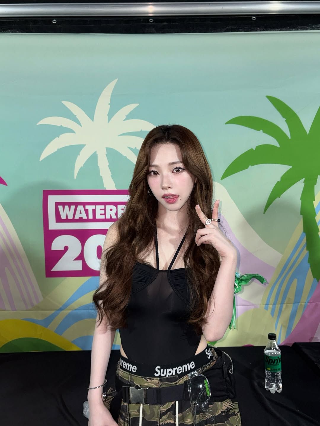 수프림 로고가 새겨진 언더웨어가 보이도록 밀리터리 패턴의 바지를 내려 입은 카리나 / @katarinabluu