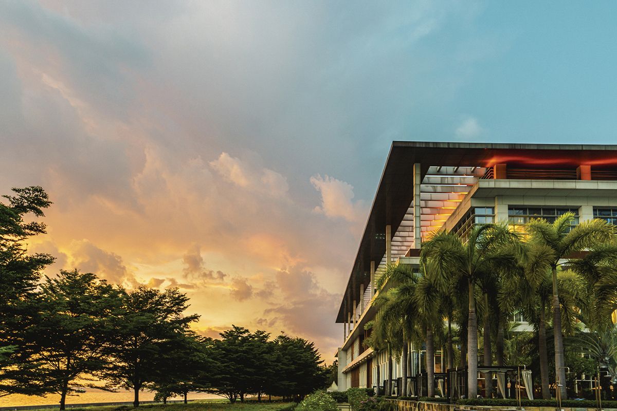 석양이 내려앉은 솔레어 리조트 전경. 