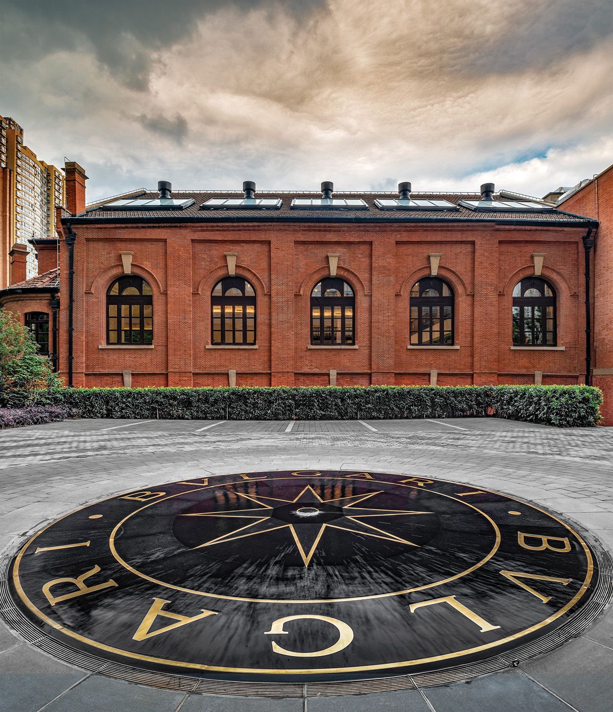 불가리를 상징하는 금색 윤곽의 8각별 모티프로 장식한 호텔 진입로.