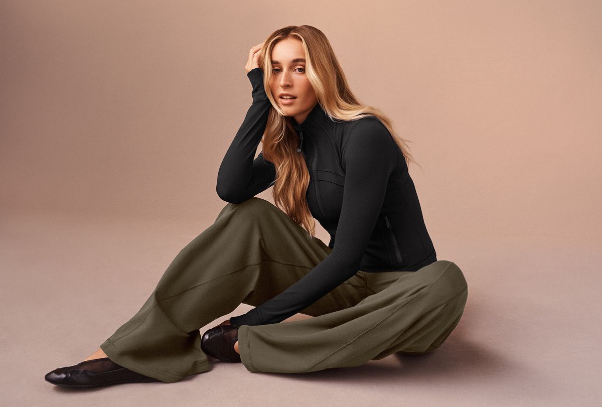 베스트 아이템과 스페셜 컬러로 구성된, 룰루레몬 홀리데이 캠페인 비주얼.