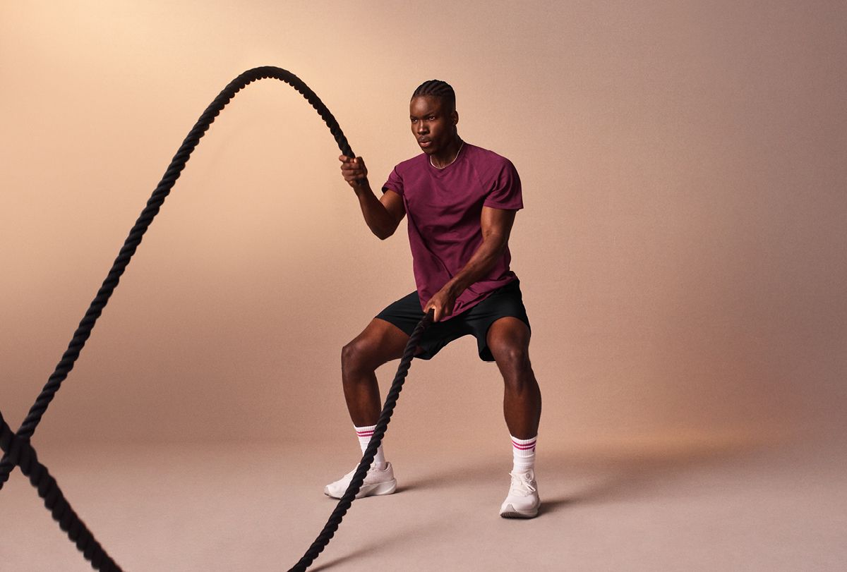 베스트 아이템과 스페셜 컬러로 구성된, 룰루레몬 홀리데이 캠페인 비주얼.