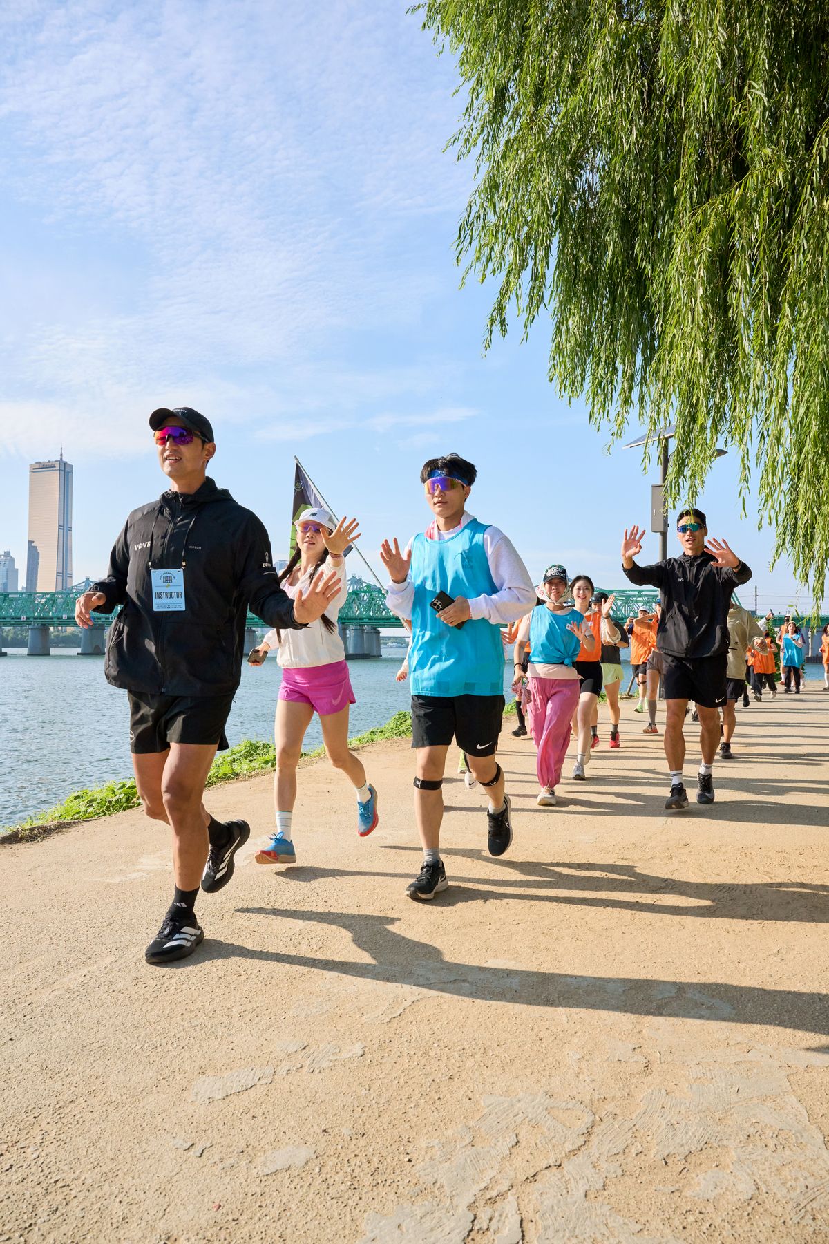 63빌딩을 배경으로 한강변을 달리는 러닝 클래스.