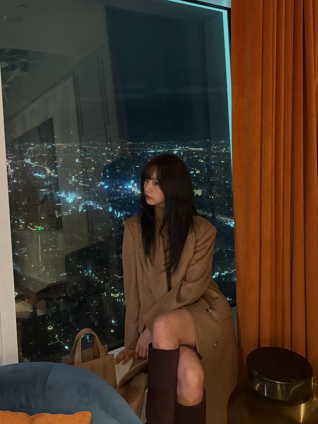 카멜 코트와 스웨이드 소재의 롱 부츠를 매치해 존재감을 드러낸 혜리 / @hyeri_0609