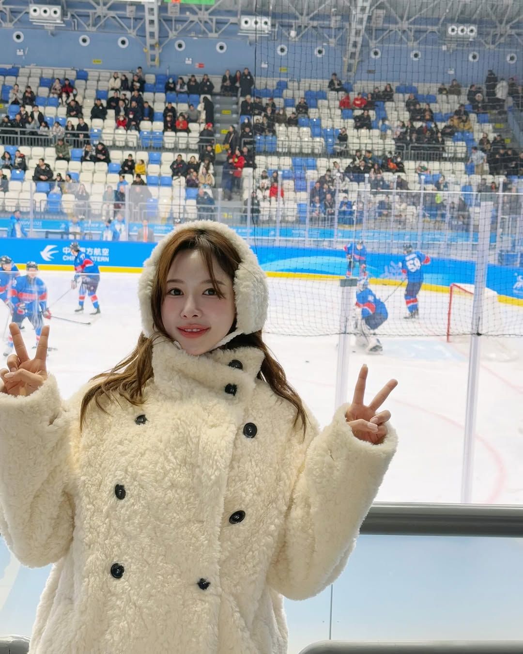 털 귀마개, 단추 포인트가 있는 화이트 퍼 코트로 러블리 무드를 연출한 이나연 / @inayommi