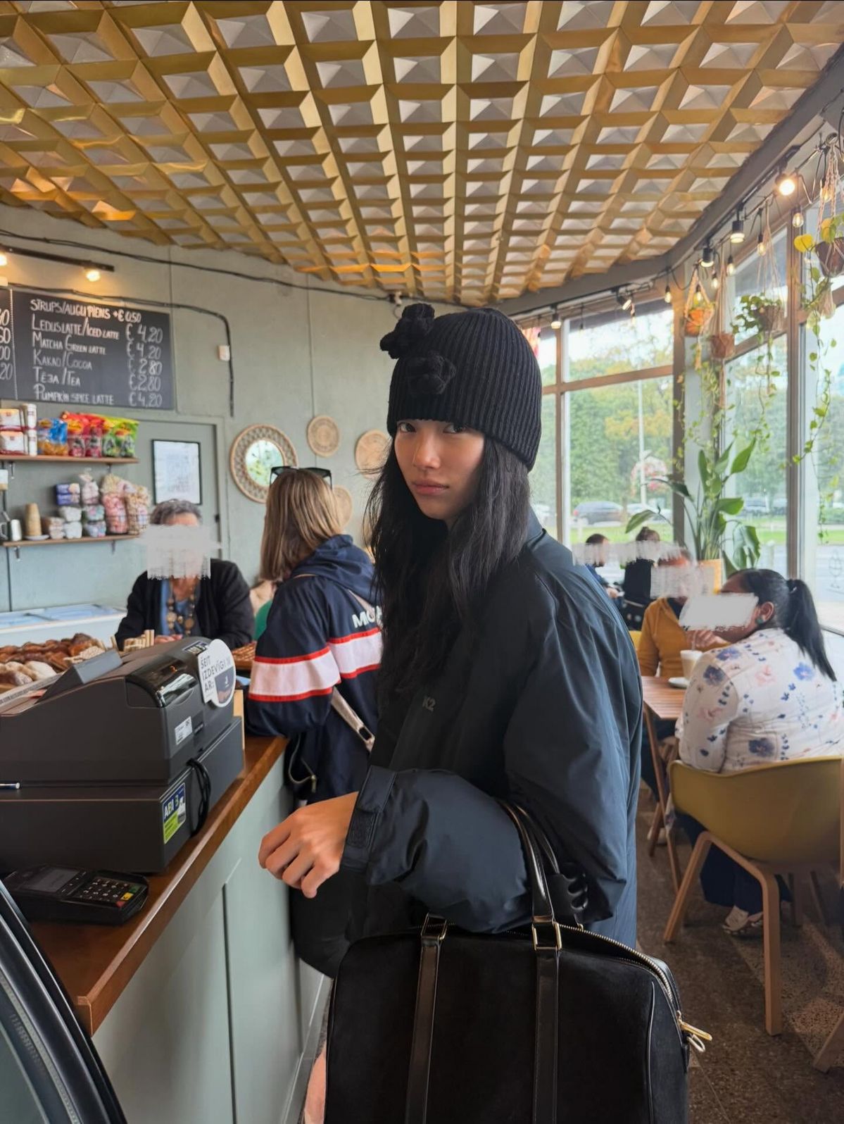 독특한 꽃 모양이 더해진 블랙 비니로 스타일을 완성한 수지