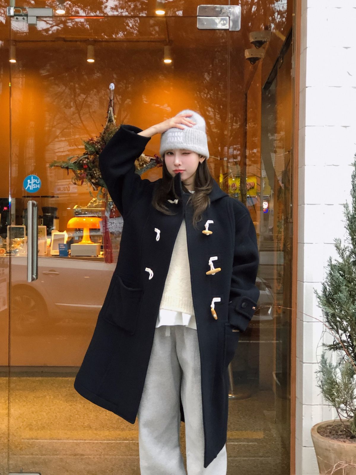 내추럴한 무드에 포근한 니트 비니를 착용한 이나연
