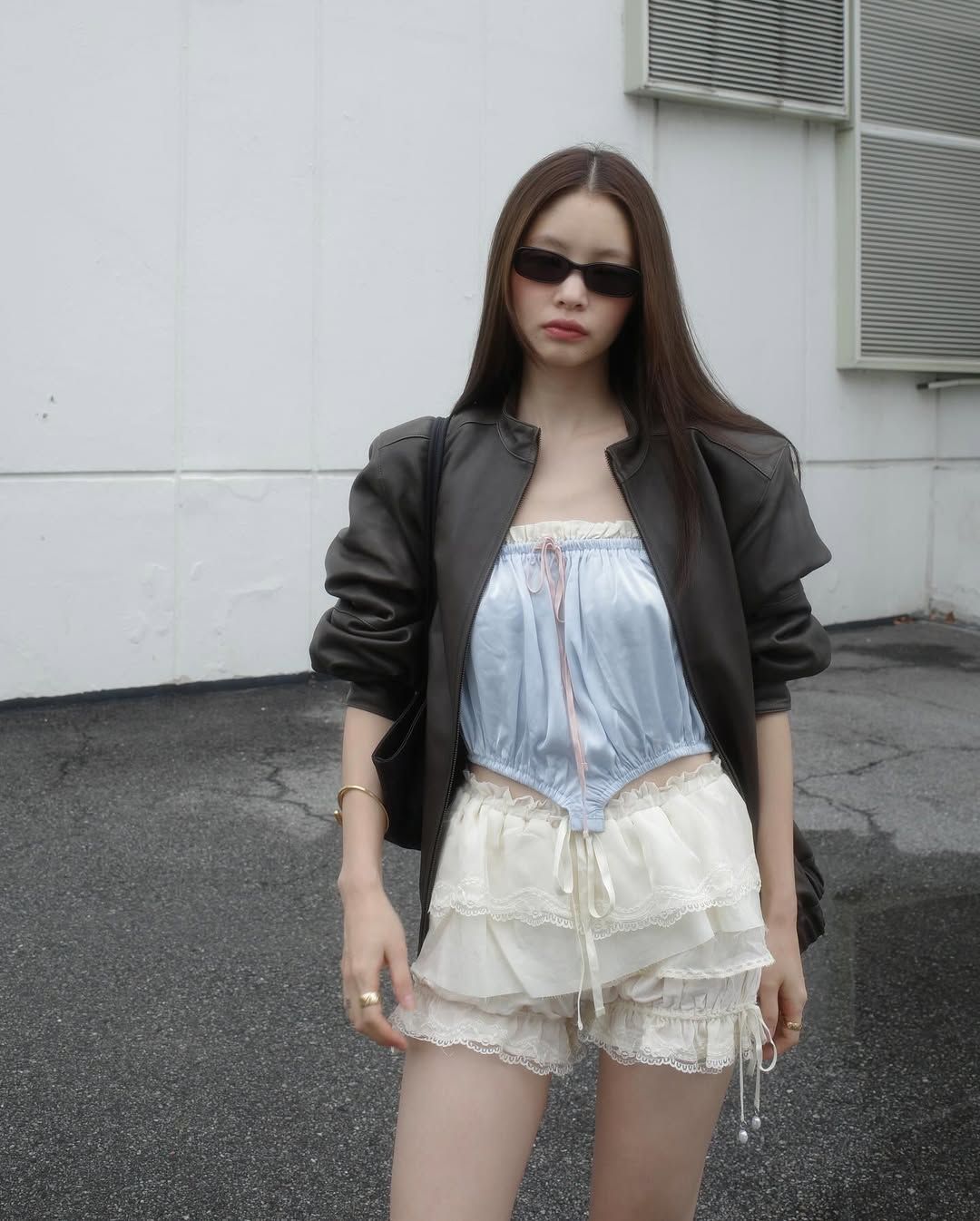 가죽 재킷을 걸쳐 캐주얼 무드를 한 스푼 더한 윤이재의 란제리 룩 / @yun.e.jae