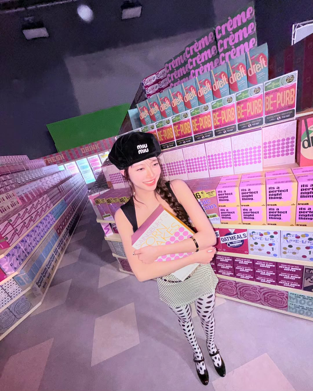 레트로 무드를 머금은 빅 도트 패턴 스타킹을 선택한 홍은채 / @hhh.e_c.v