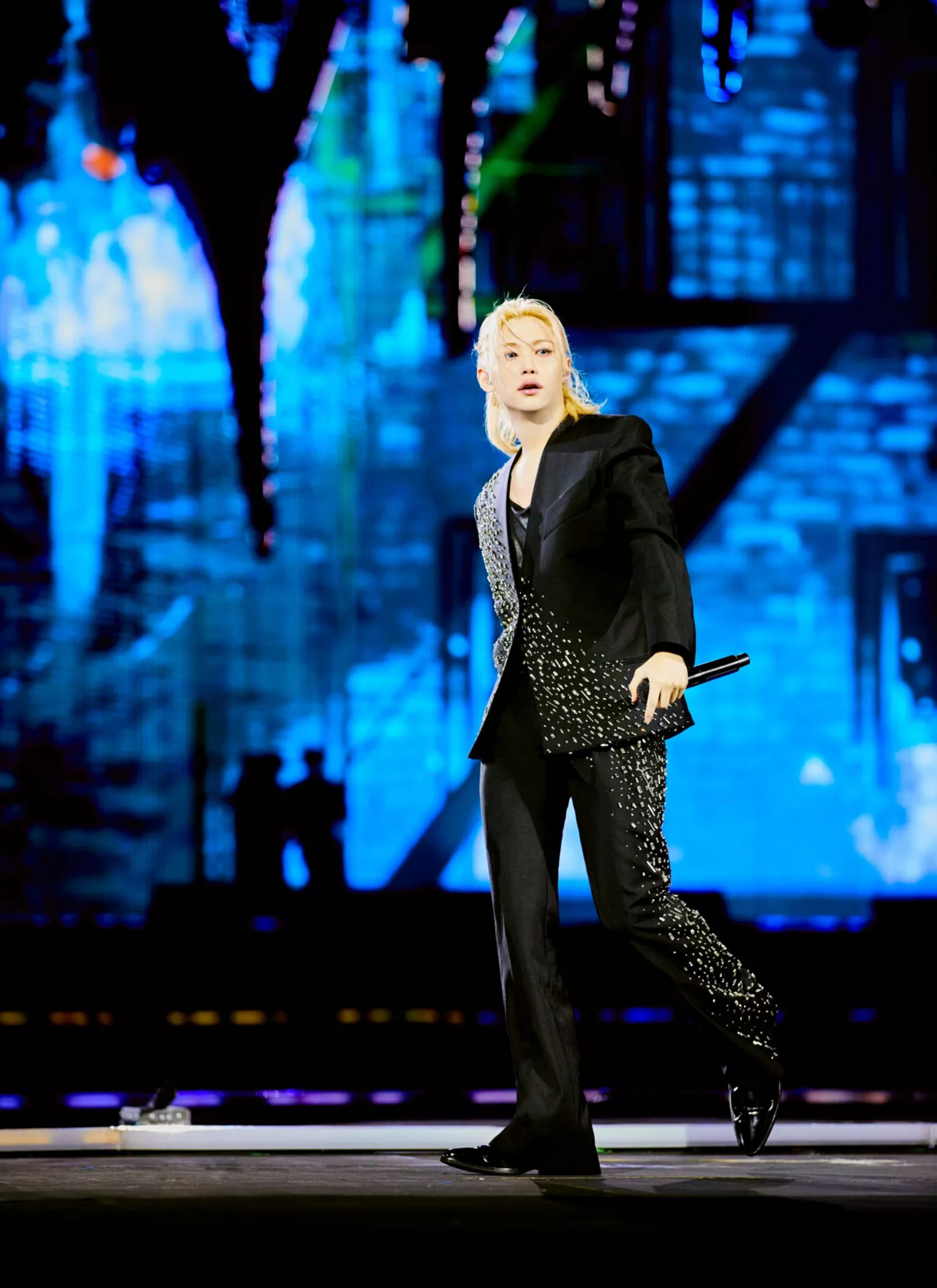 루이 비통 커스텀 무대 의상을 입은 스트레이 키즈 필릭스