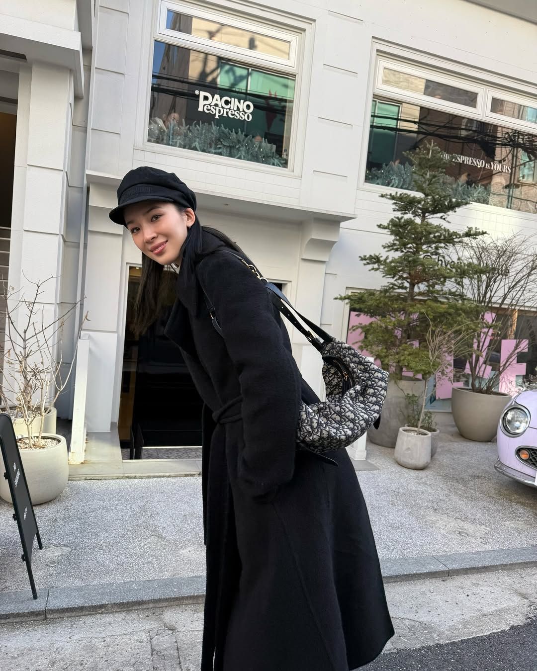 블랙 롱 코트에 블랙 베레모, 디올 백을 착용해 클래식한 겨울 룩을 완성한 아이린 / @ireneisgood